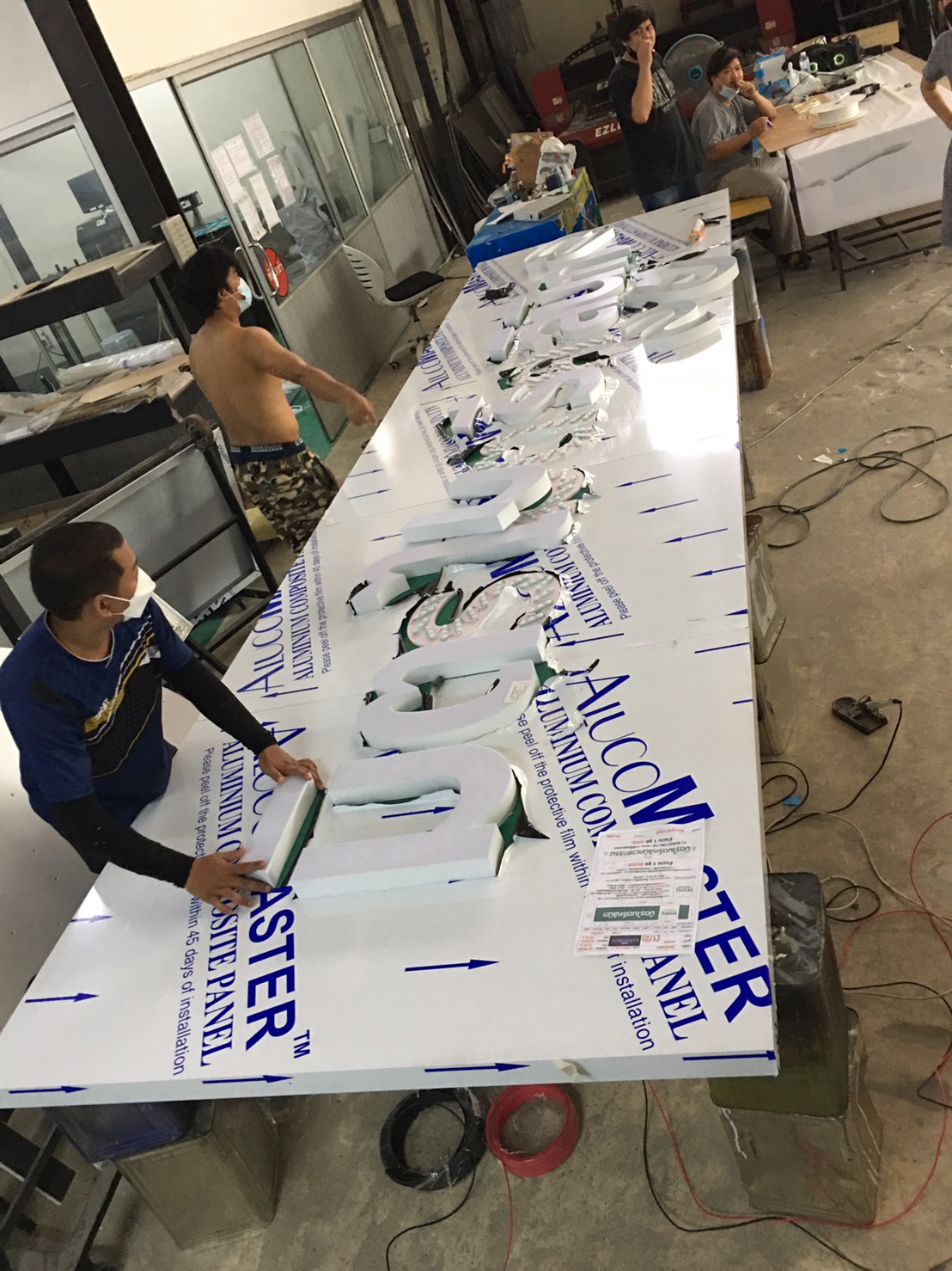 ป้ายไฟตัวหนังสือพื้นเป็นอลูคอมโพสิตพับกล่อง งานมิตรไมตรี