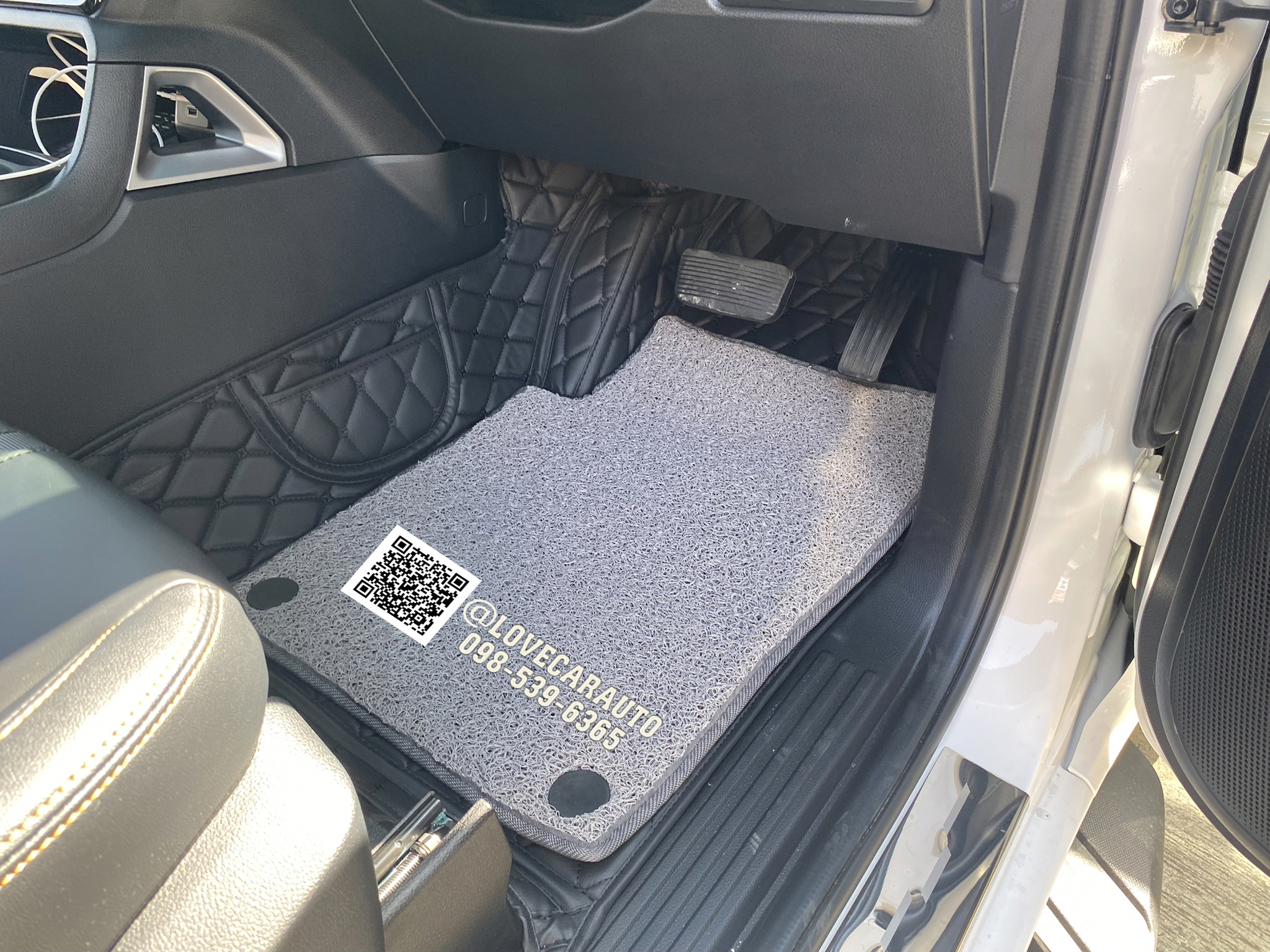 พรมปูพื้นรถยนต์ 7D Ford Ranger Next Gen 4Door 2022 สีดำด้ายดำ+ไวนิลสีเทา