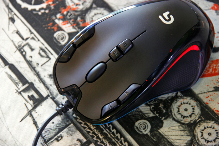 Logitech G300S เป็นเม้าส์มาโครที่มีความน่าสนใจเป็นอย่างมากครับ มีปุ่มมาโครให้เลือกใช้ได้ถึง 9 ปุ่ม อีกทั้งตั้งโปรไฟล์แต่ละเกมส์ได้อีกด้วยครับ