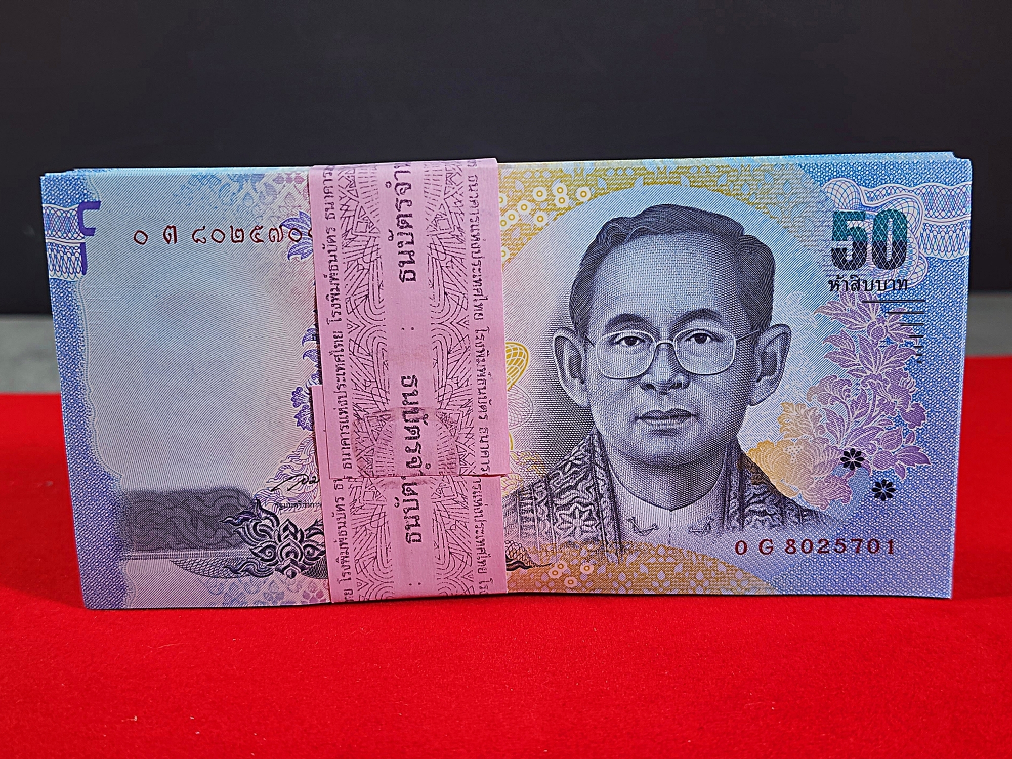 ธนบัตรยกแหนบ 100 ใบ เรียงเลข ธนบัตร 50 บาท แบบ 16 ไม่ผ่านใช้งาน สภาพสวยๆ พร้อมบรรจุตลับ