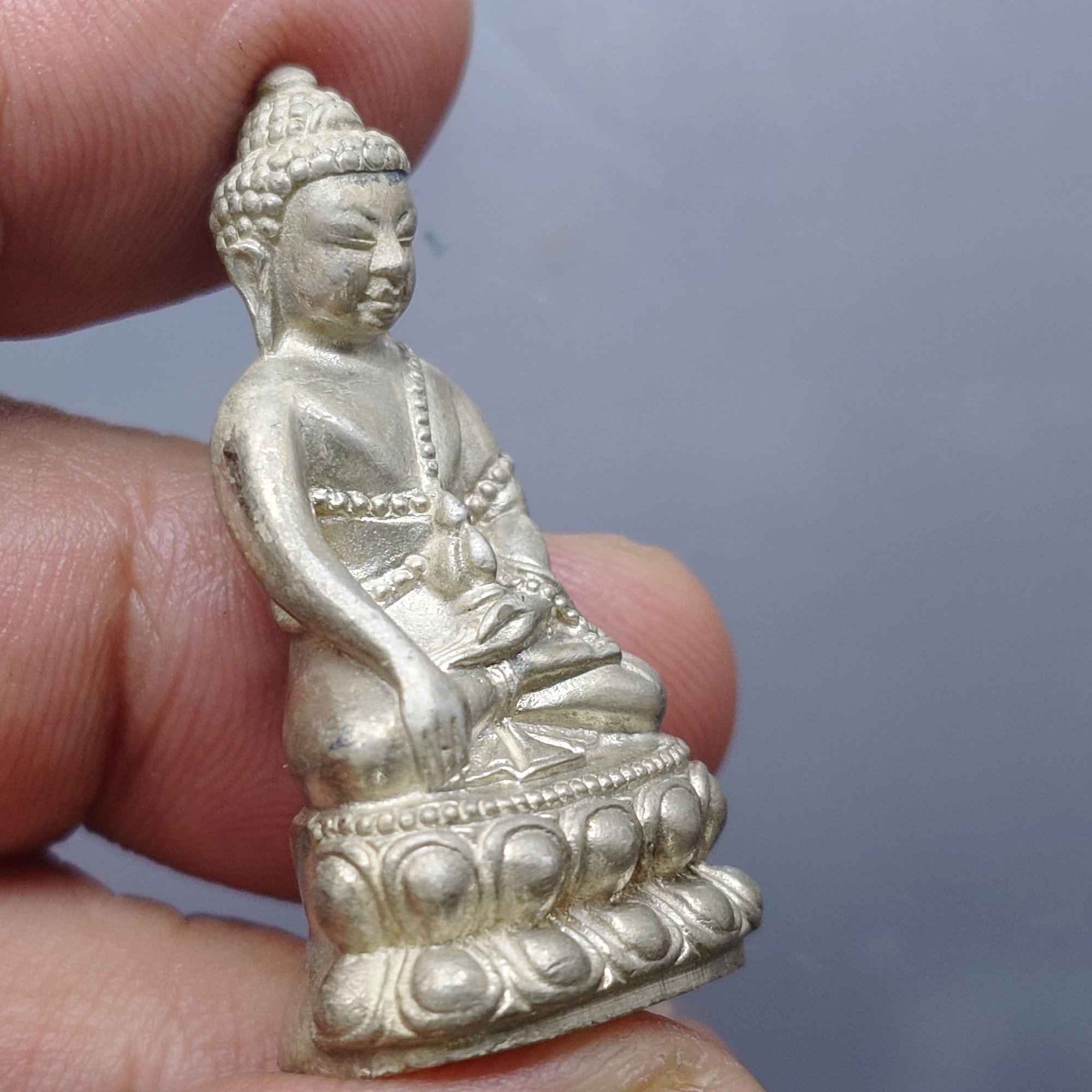 พระกริ่ง – พระชัยวัฒน์ มูลนิธิอัฏฐมราชานุสรณ์ วัดสุทัศน์เทพวราราม ปี 2534 เนื้อเงิน พร้อมกล่องเดิม