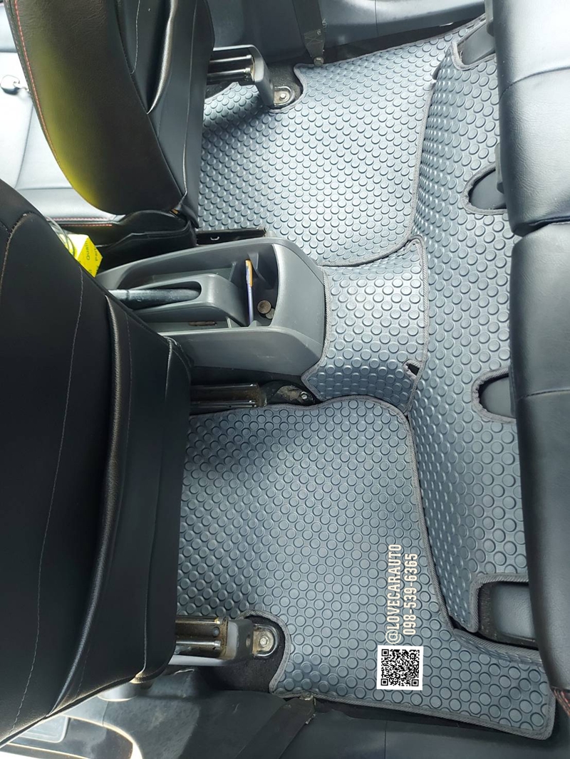 พรมปูพื้นรถยนต์ Toyota Avanza 2013 กระดุมสีเทา