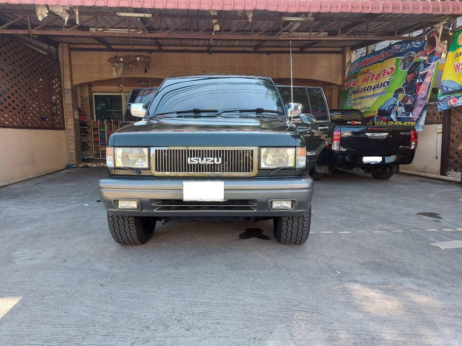 พรมปูพื้นรถยนต์ 6D Isuzu Trooper สีดำด้ายแดง เต็มคัน