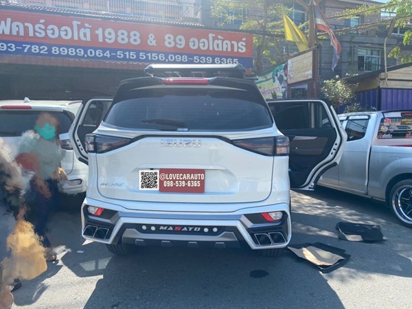 พรมปูพื้นรถยนต์ 6d Isuzu Mux 2022 ลายเคฟล่าสีกาแฟ