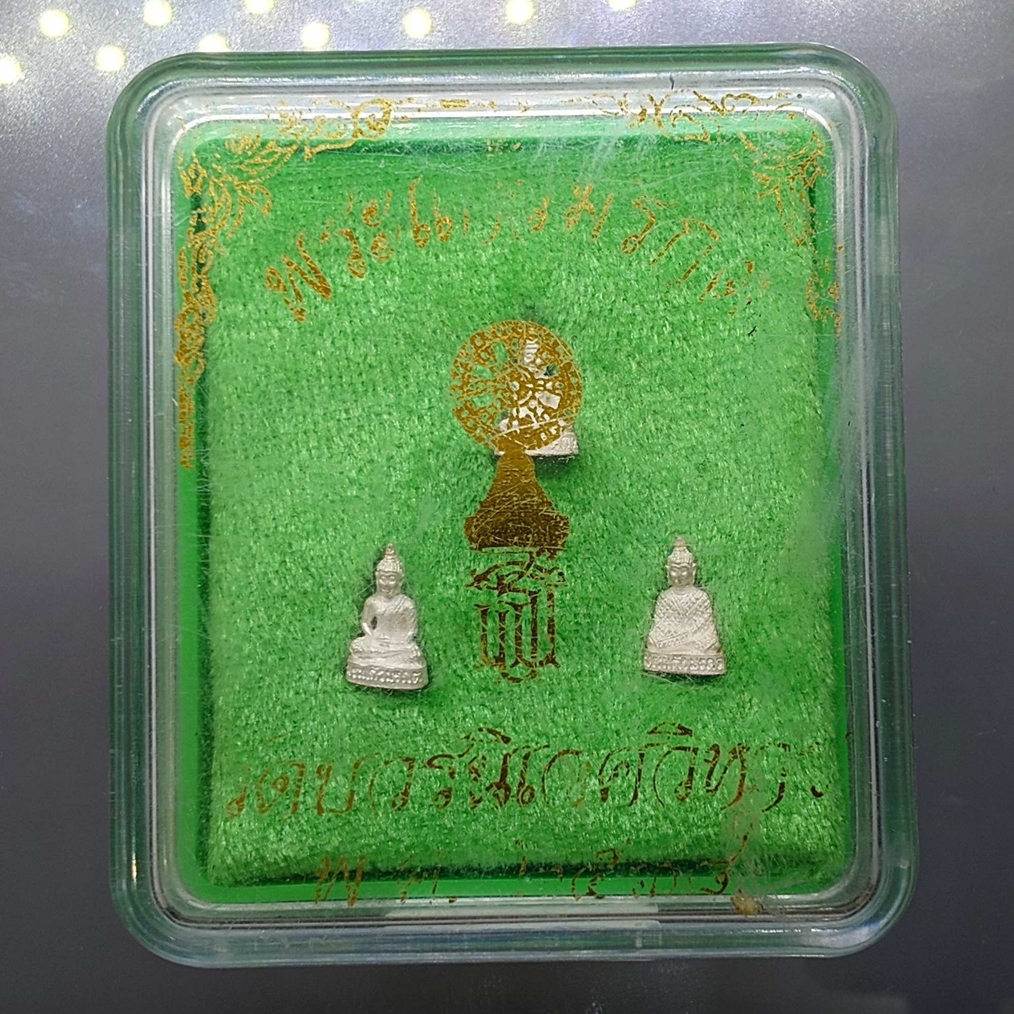 พระแก้วมรกต 3 ฤดู สธ. ลอยองค์ เนื้อเงินพ่นทราย พิมพ์จิ๋ว สมเด็จพระเทพฯจัดสร้าง วัดบวรนิเวศวิหาร ปี 2538 พร้อมกล่องเดิม รับประกันแท้