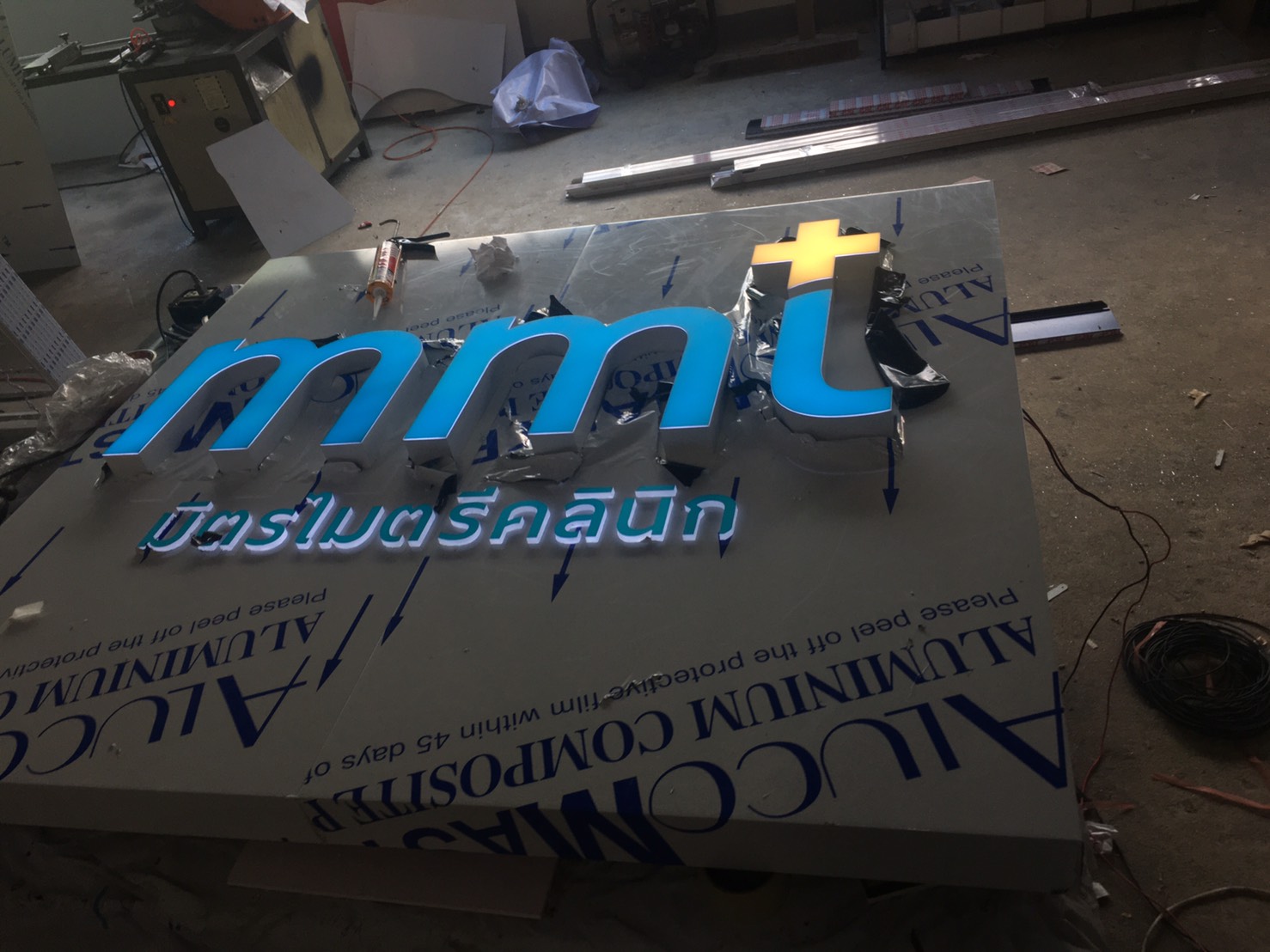 ป้ายไฟตัวอักษร พื้นเป็นอลูคอมโพสิตพับกล่อง งานมิตรไมตรี