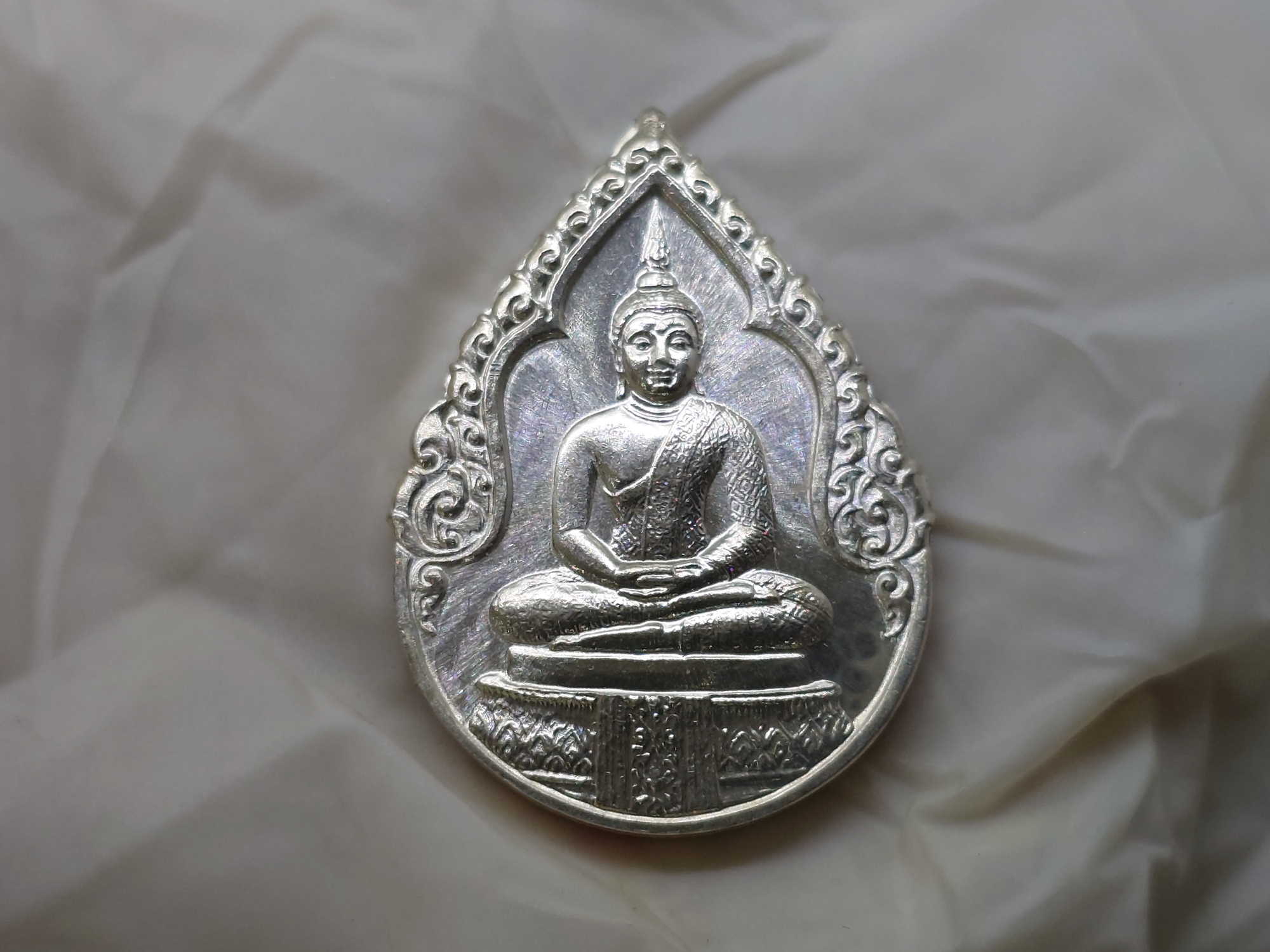 เหรียญพระแก้วมรกต ภปร รุ่นแรก ชุด 3 ฤดู เนื้อเงิน ฉลองกรุงรัตนโกสินทร์ 200 ปี พ.ศ.2525 พร้อมกล่อง