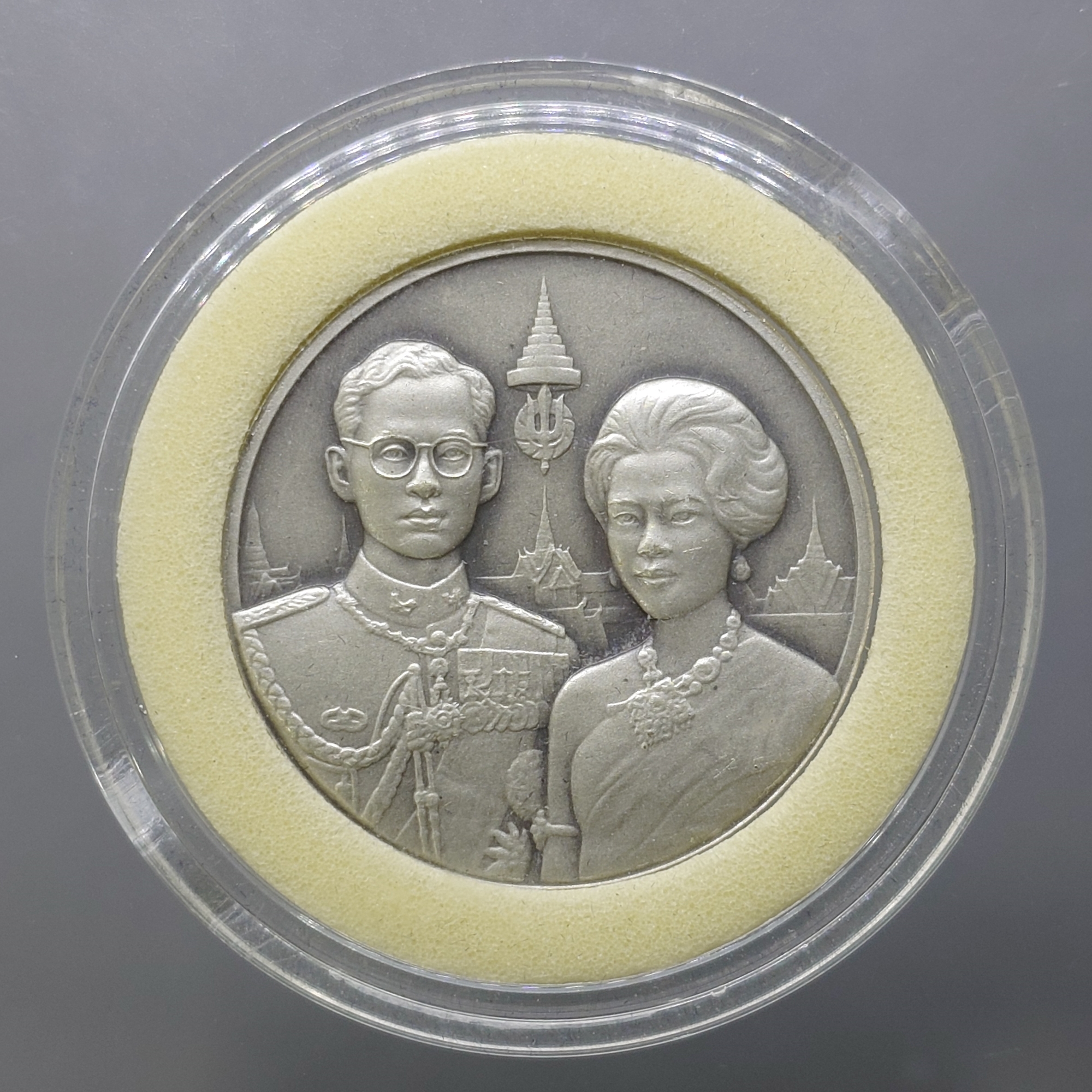 เหรียญที่ระลึก 50 ปี พระบรมราชาภิเษกสมรส พ.ศ.2543 เนื้อเงินรมดำ พร้อมกล่องหนัง และใบเซอร์จากกรมธนารักษ์