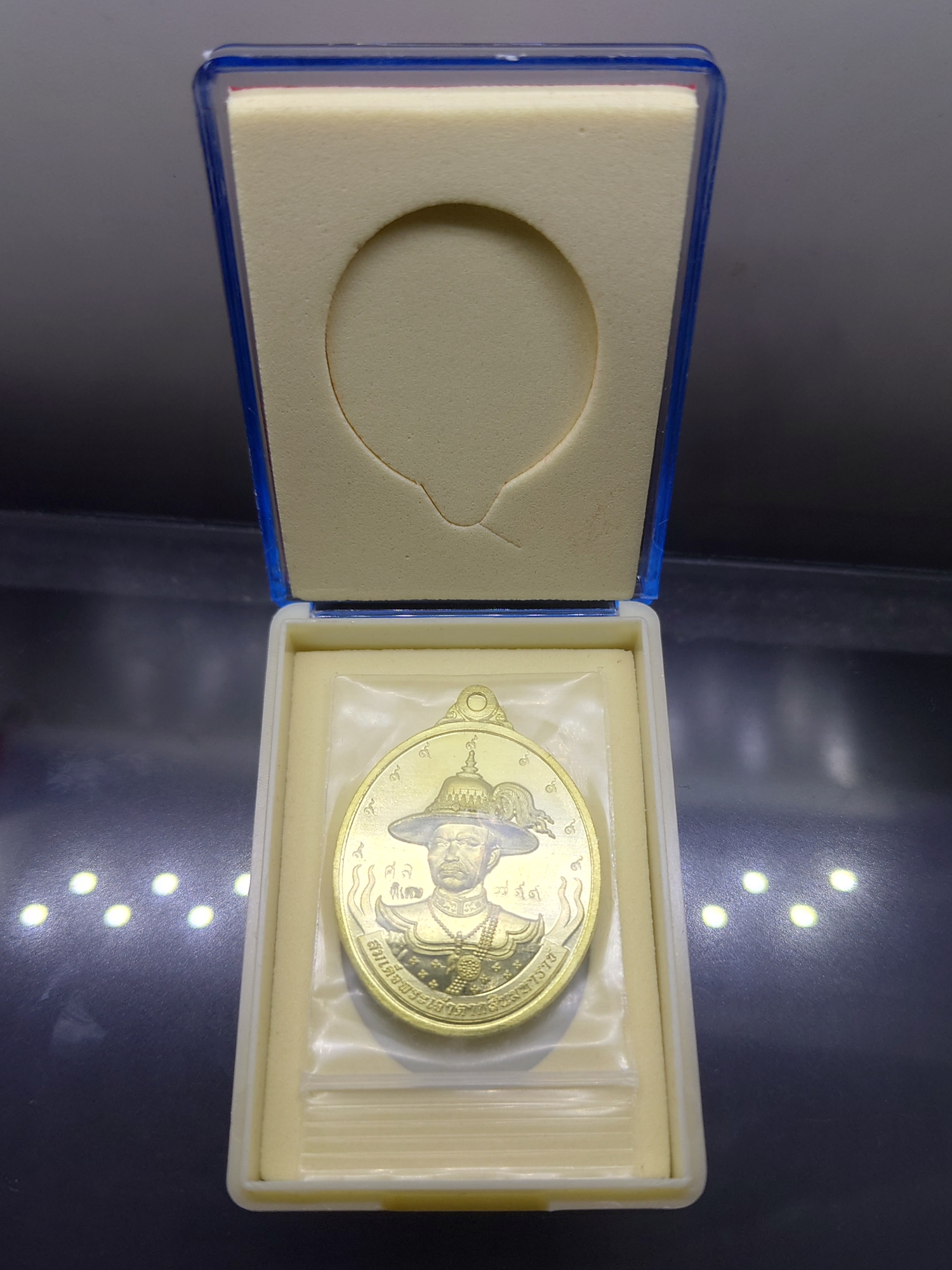 เหรียญสมเด็จพระเจ้าตากสินมหาราช หลังเจ้าแม่กวนอิม รุ่นมหาปราบ ปราบไพรี "พิเศษ" หลวงปู่ศิลา ปลุกเสก วัดพระธาตุหมื่นหิน ปี2567 เนื้อทองทิพย์ ตอกพิเศษ ตอก ๙ รอบ ตลับเดิม