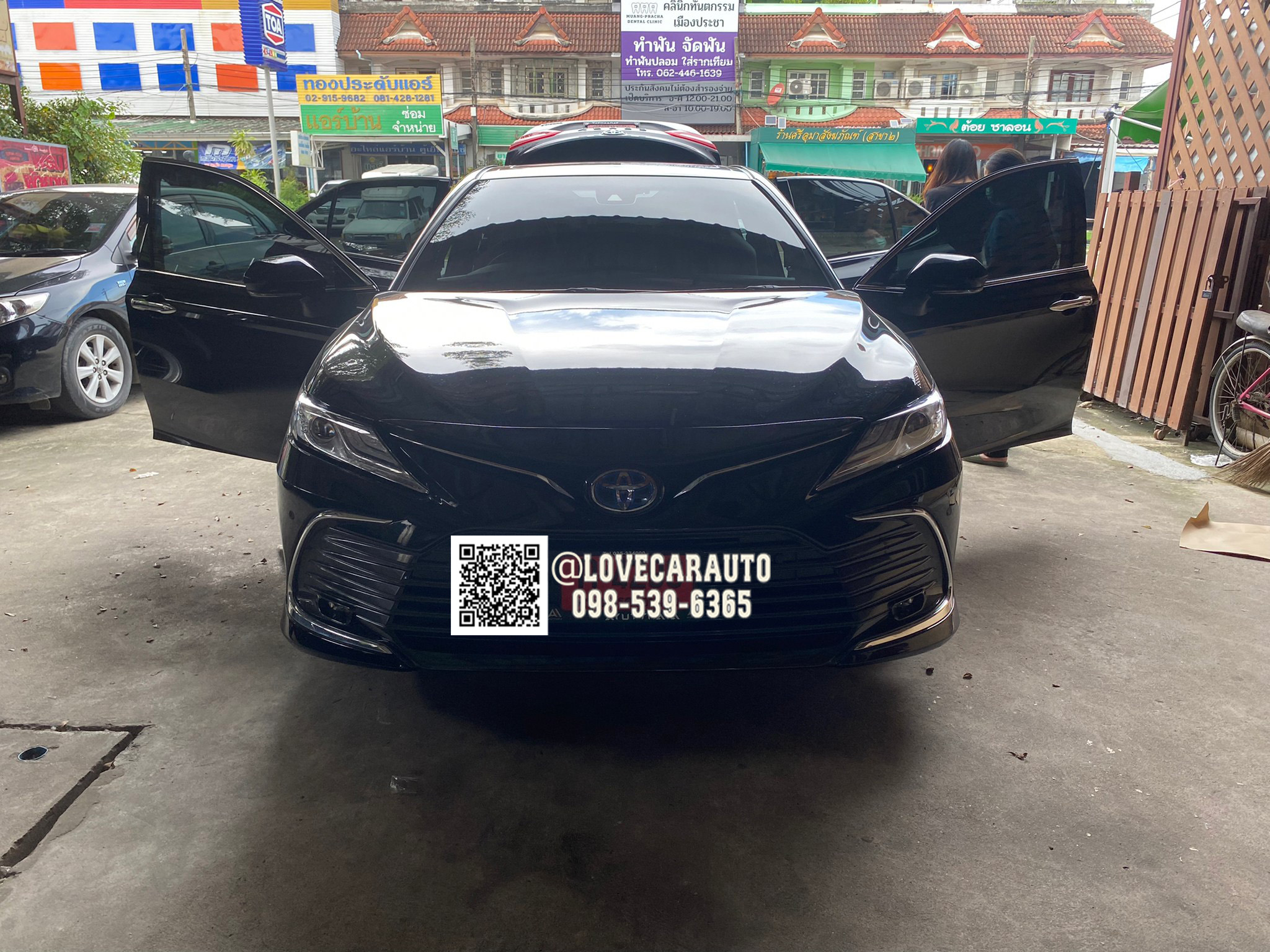 พรมปูพื้นรถยนต์ Toyota Camry Hybrid 2022 กระดุมสีดำ