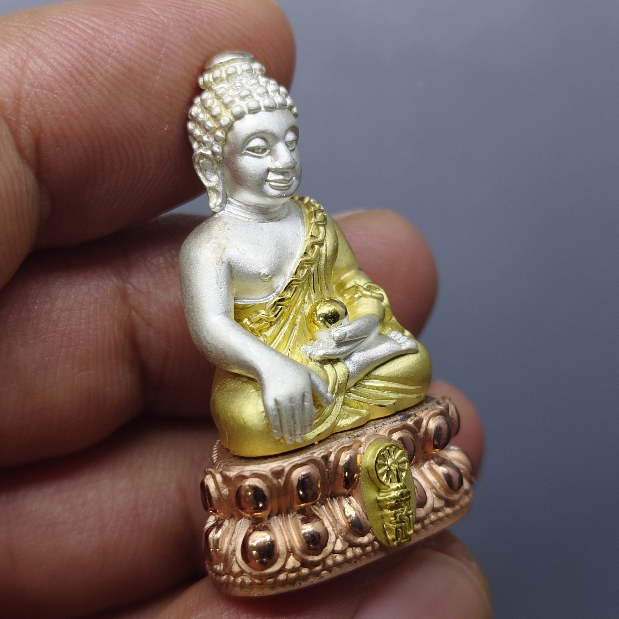 พระกริ่งสิริโภคา สธ. เนื้อเงินชุบสามกษัตริย์ รุ่นสร้างอุโบสถเฉลิมพระเกียรติ วัดบวรนิเวศวิหาร ปี2543 พร้อมกล่องเดิม