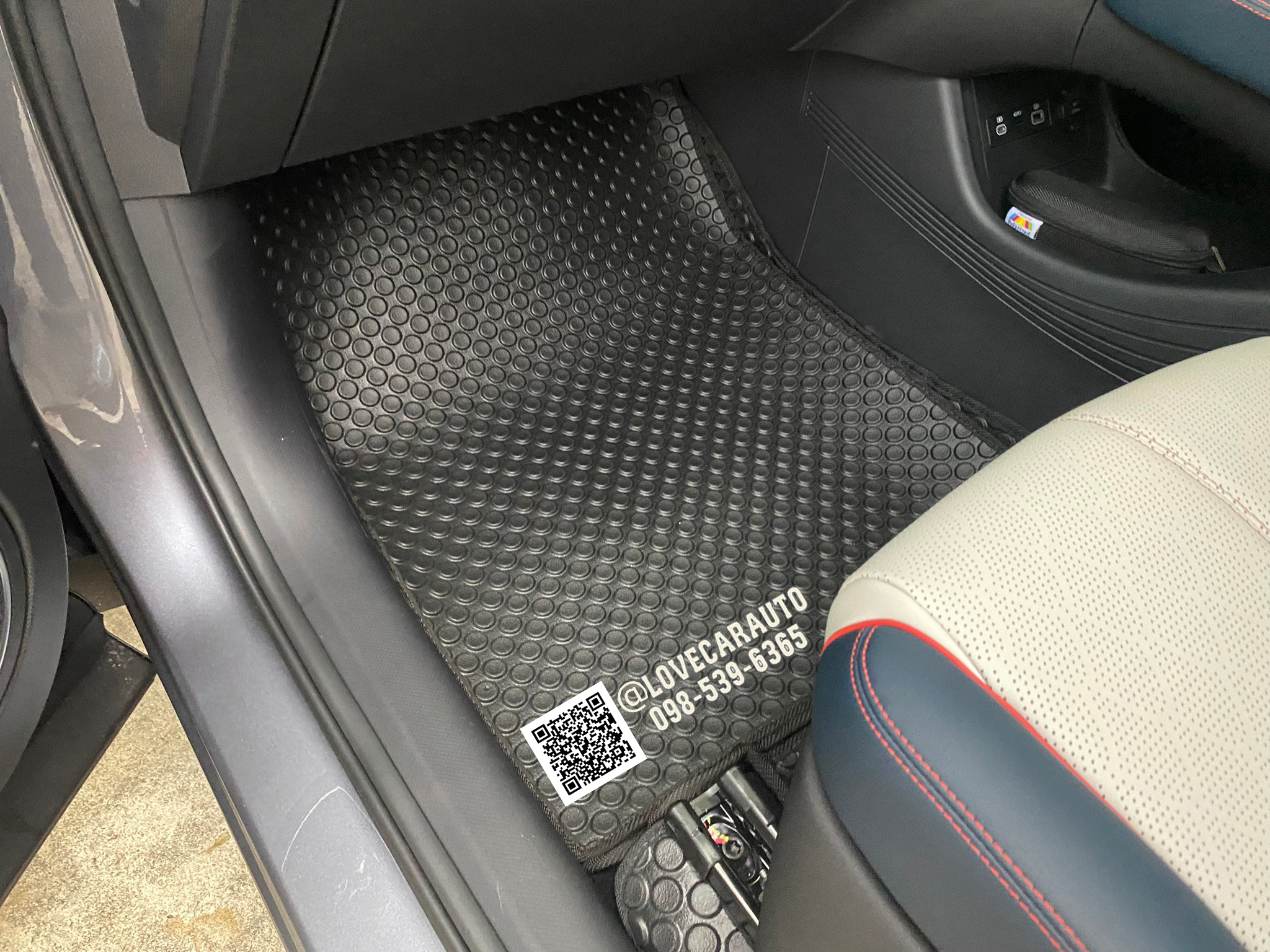 พรมกระดุม ผ้ายางEVA BYD Atto3 EV 2022 กระดุมดำ หลังเรียบ