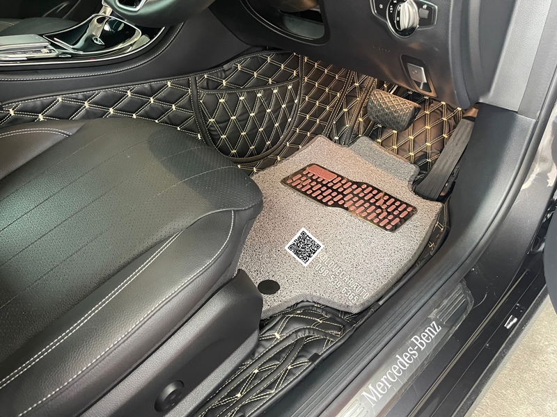 พรมปูพื้นรถยนต์ 7D Benz E300e W213 2023 vvipด้ายคู่สีดำด้ายทอง +ไวนิลเทา