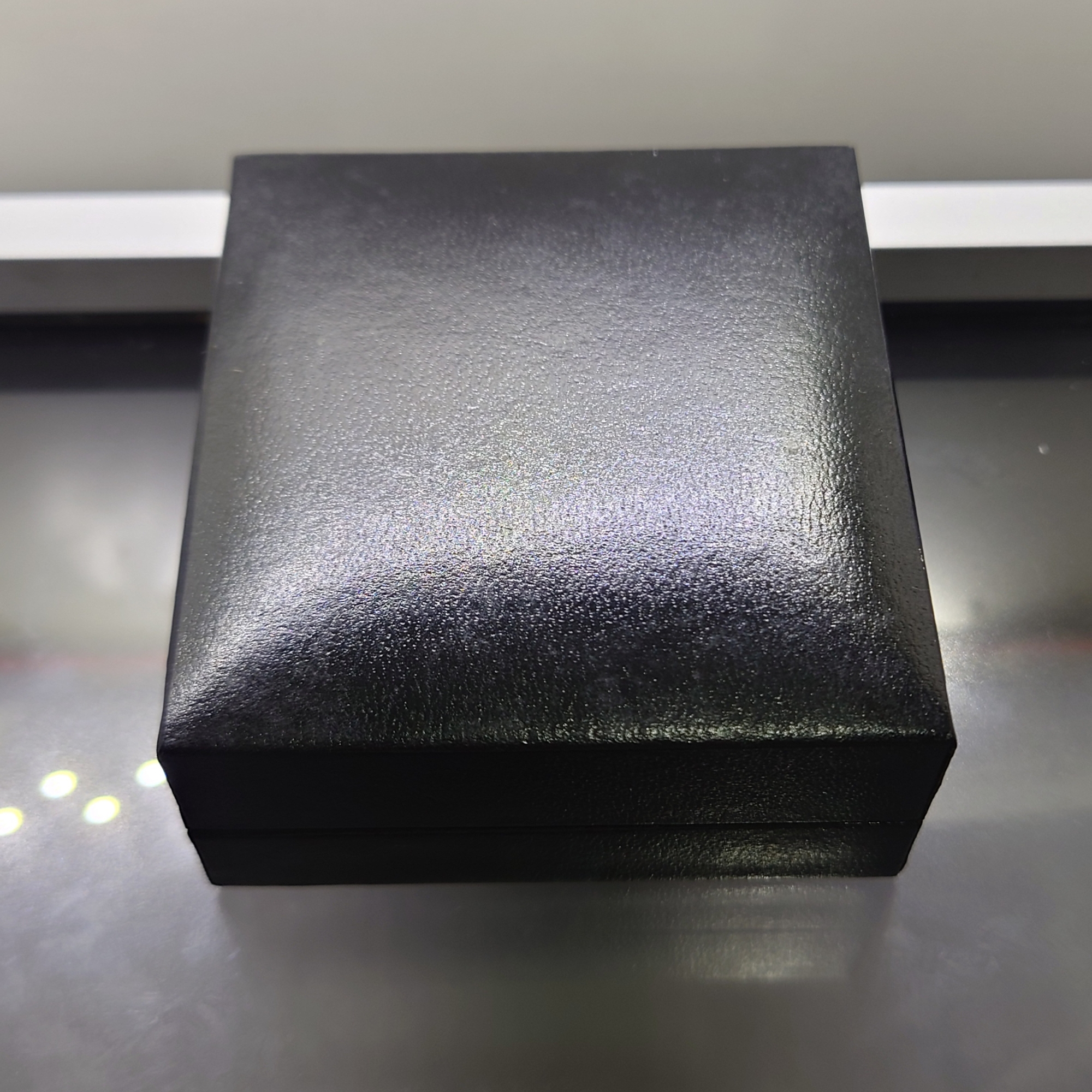 เหรียญทองคำขัดเงา (ทอง 99.9%) เหรียญ 2000 บาท ที่ระลึก 50 ปี องค์การทุนเพื่อเด็กแห่งสหประชาชาติ เด็กเขียนกระดาน มาพร้อมใบเซอร์และกล่องเดิมๆ พ.ศ.2540