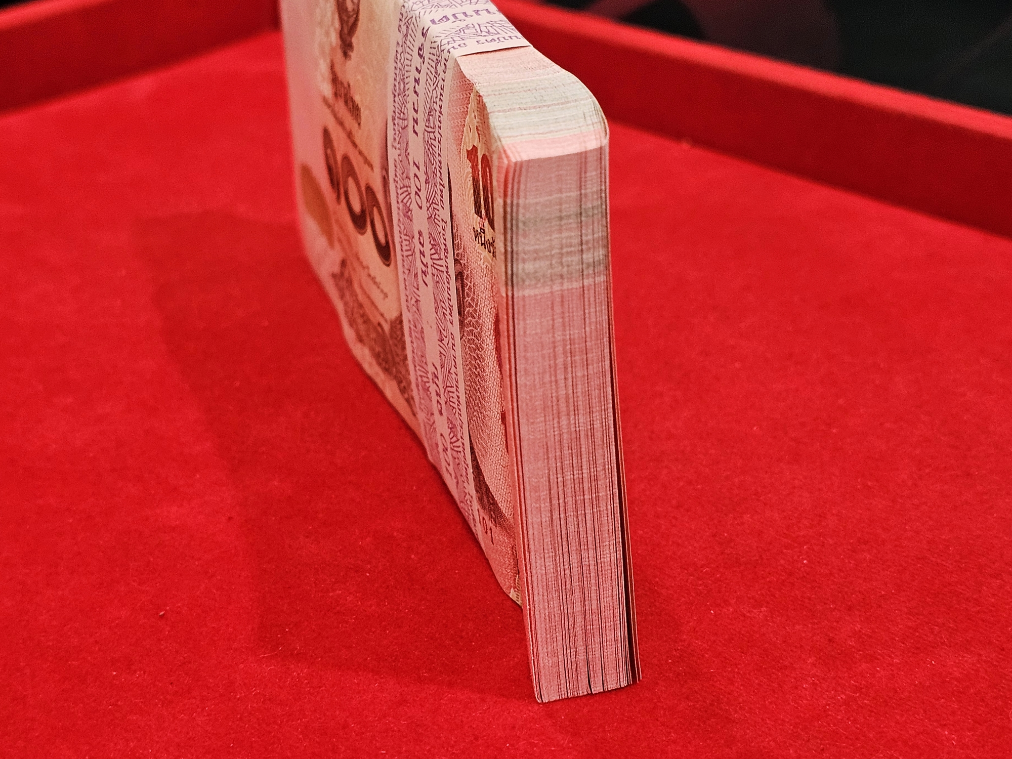 ธนบัตรยกแหนบ 100 ใบ เรียงเลข ธนบัตรที่ระลึก 100 บาท ฉลองพระชนมายุ 50 พรรษา สมเด็จพระเทพฯ ในรัชกาลที่9 พ.ศ.2558 ไม่ผ่านใช้