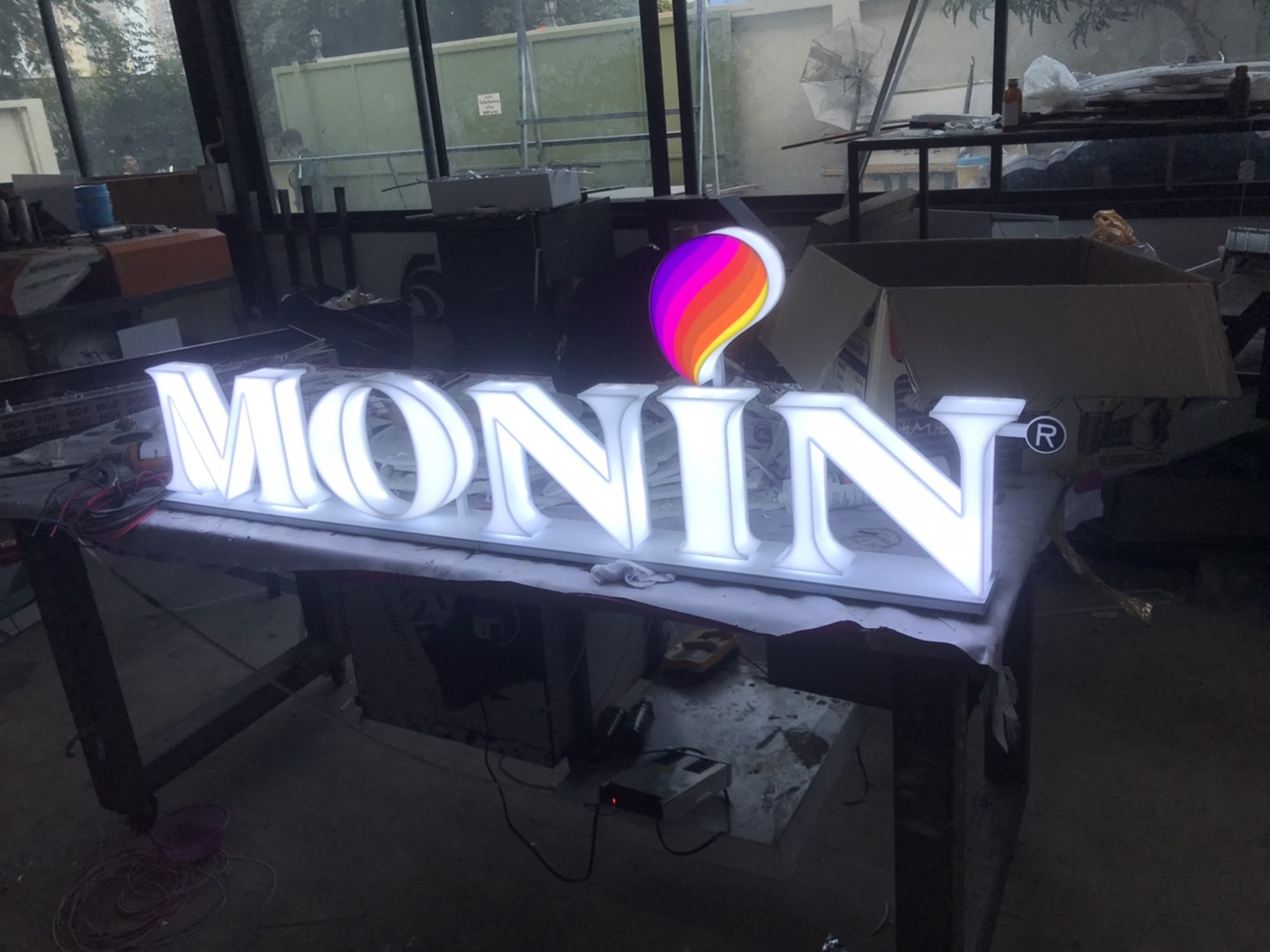 ป้ายไฟยกขอบอะคริลิคไฟแอลอีดีออกหน้า งานMONIN