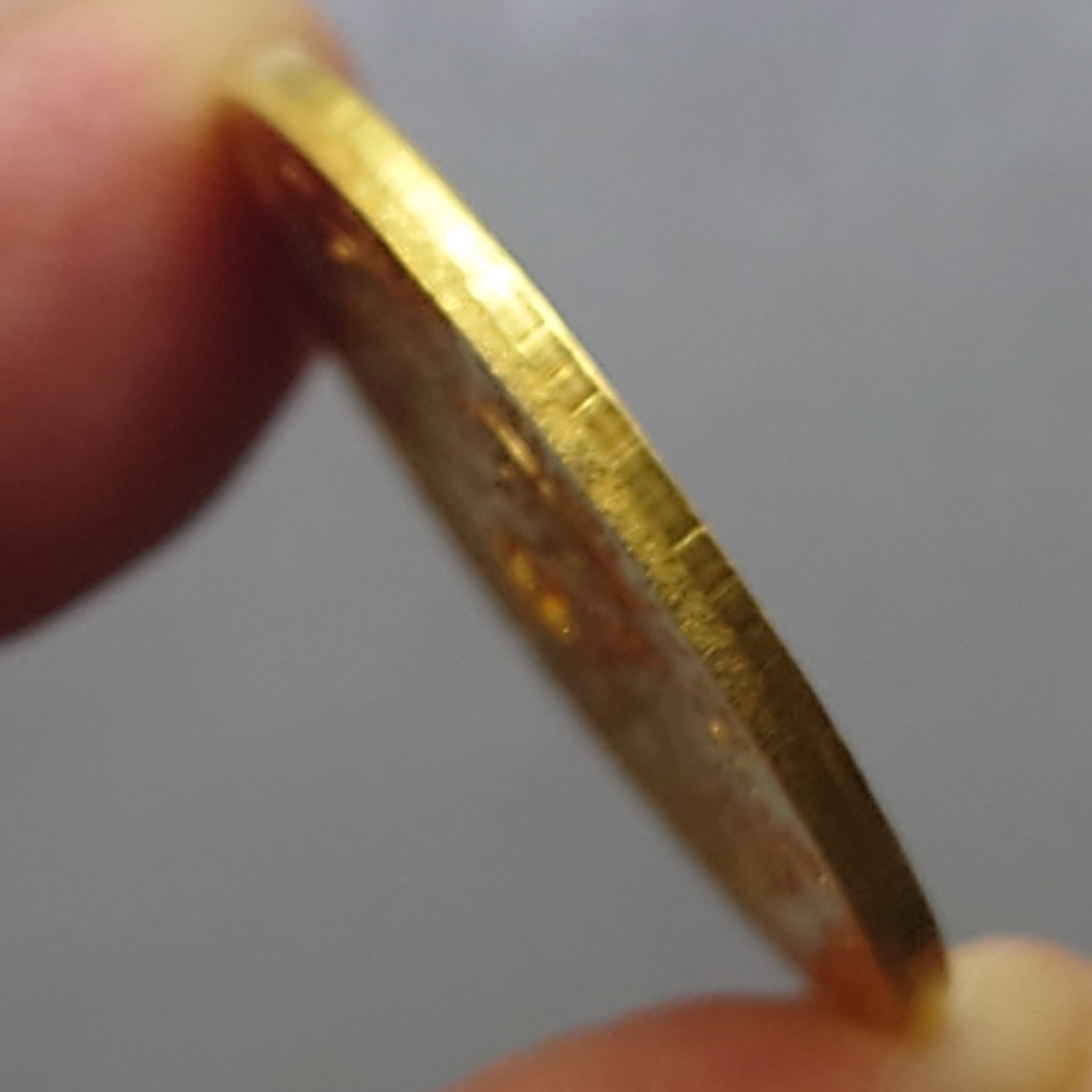 เหรียญคุ้มเกล้า เนื้อทองคำ พิมพ์ใหญ่ พ.ศ.2522 พร้อมกล่องเดิม