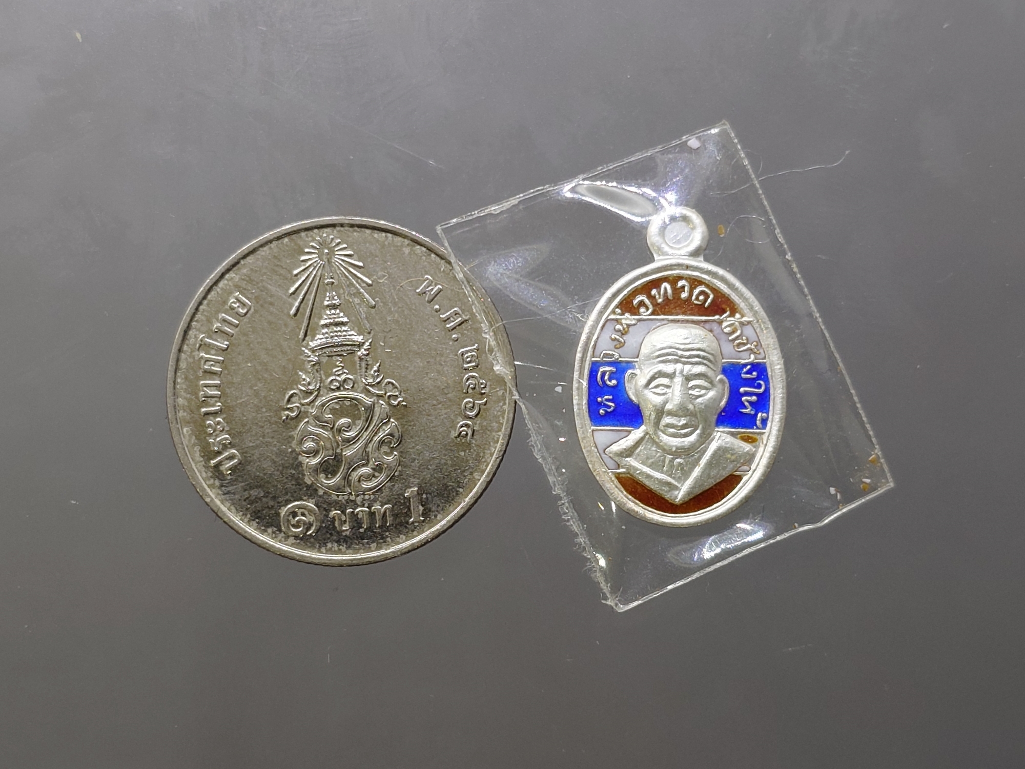 เหรียญเม็ดแตง หลวงพ่อทวด หลัง ๑๐๐ ปี อาจารย์ทิม พ.ศ.2555 เนื้อเงินลงยาสีธงชาติ พร้อมตลับเดิม