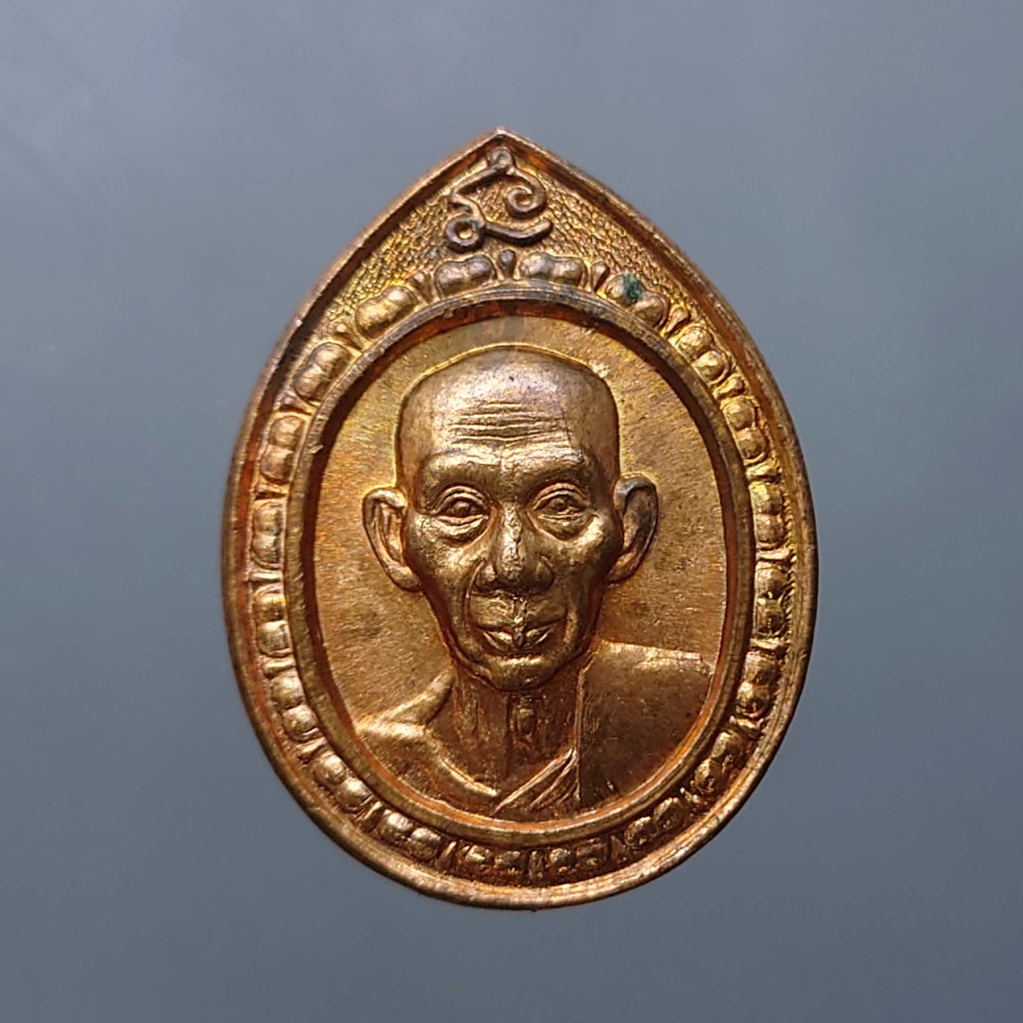หลวงพ่อเกษม เขมโก เนื้อทองแดง กองทัพอากาศ โดย พลอากาศเอก กันต์ พิมานทิพย์ จัดสร้าง สุสานไตรลักษณ์ ลำปาง ปี2536 พร้อมกล่องเดิม