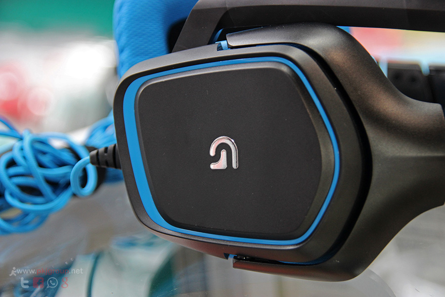 โลโก้ของ Logitech นั้นถือว่ามีความสวยงามเลยนะครับ เป็นผิวสีเงินแบบสะท้อนแสง ทำให้ดูมีมิติเด่นขึ้นมา ซึ่งปกติหูฟังตัวอื่นจะให้โลโก้เด่นขึ้นมานั้น จะใช้แบบให้มีไฟ จะทำให้เด่น แต่ทาง Logitech ใช้วัสดุที่เป็นแบบเงา