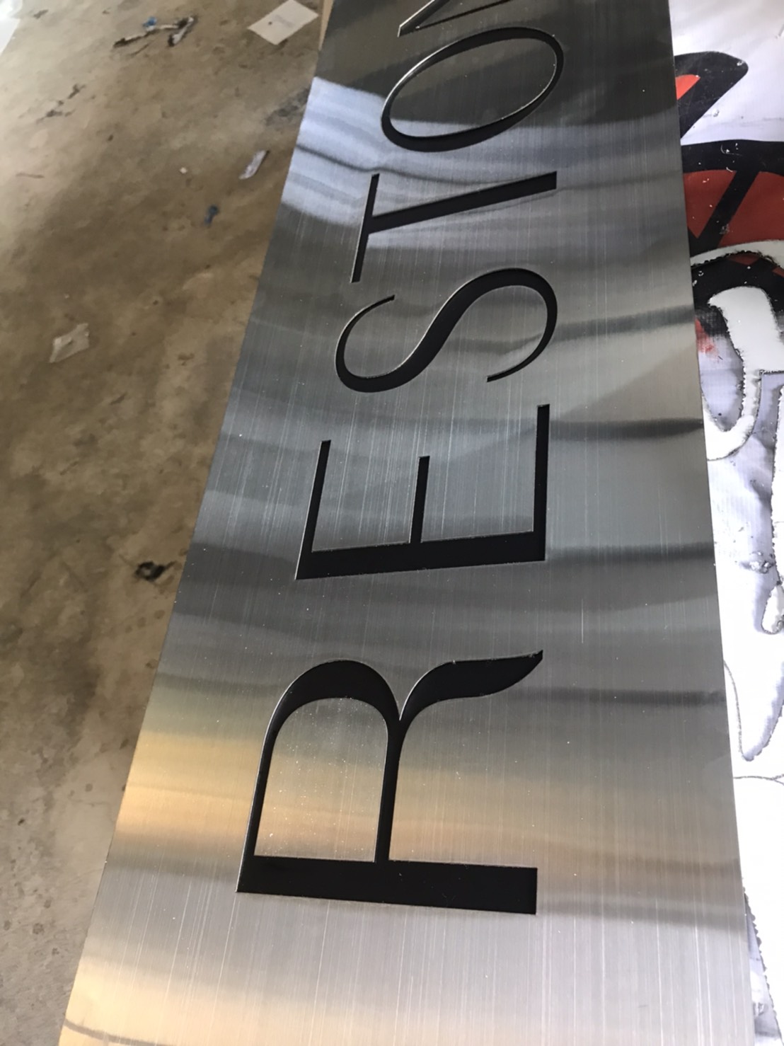 ป้ายสแตนเลสขนแมวเจาะรูตัวอักษรหน้าโบว๋ เจาะสอดอะคริลิคสีดำ งานRESTONIC