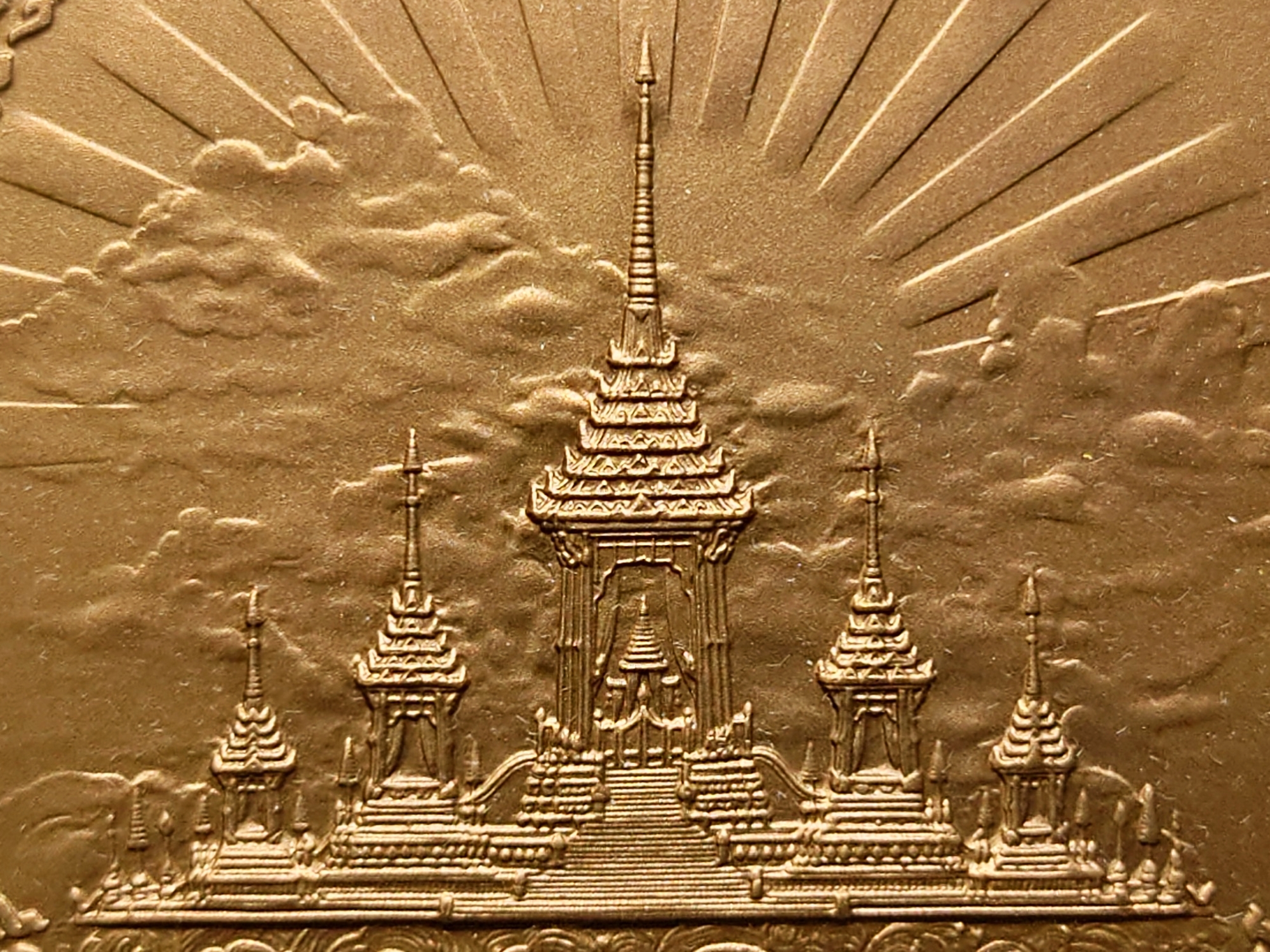 เหรียญทองแดงรมดำพ่นทราย ขนาด 7 ซม. ที่ระลึกพระราชพิธีถวายพระเพลิงพระบรมศพ รัชกาลที่9 พร้อมกล่อง ใบเซอร์