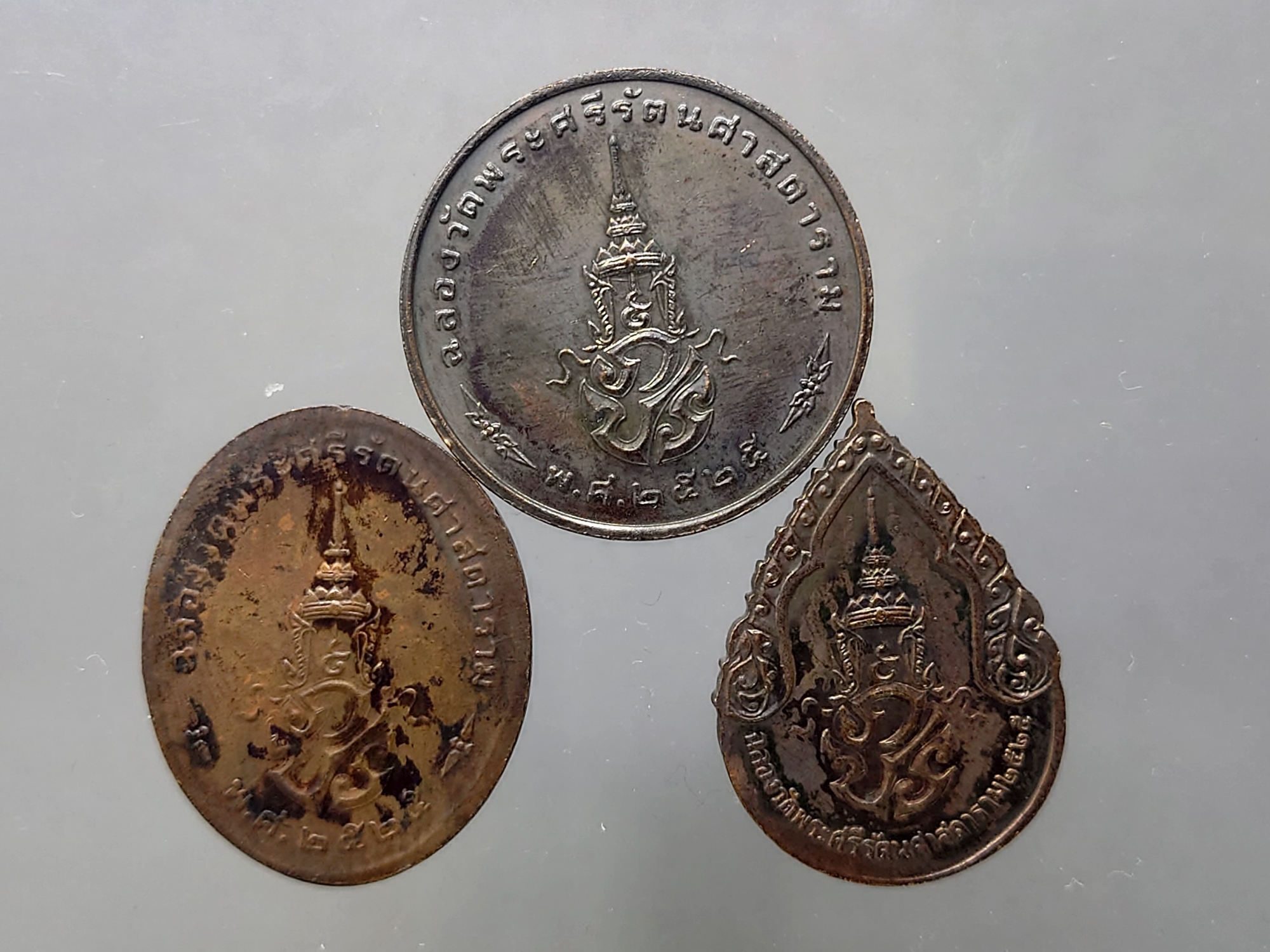 เหรียญพระแก้วมรกต ภปร รุ่นแรก ชุด 3 ฤดู เนื้อทองแดงรมดำ ฉลองกรุงรัตนโกสินทร์ 200 ปี พ.ศ.2525 พร้อมกล่อง