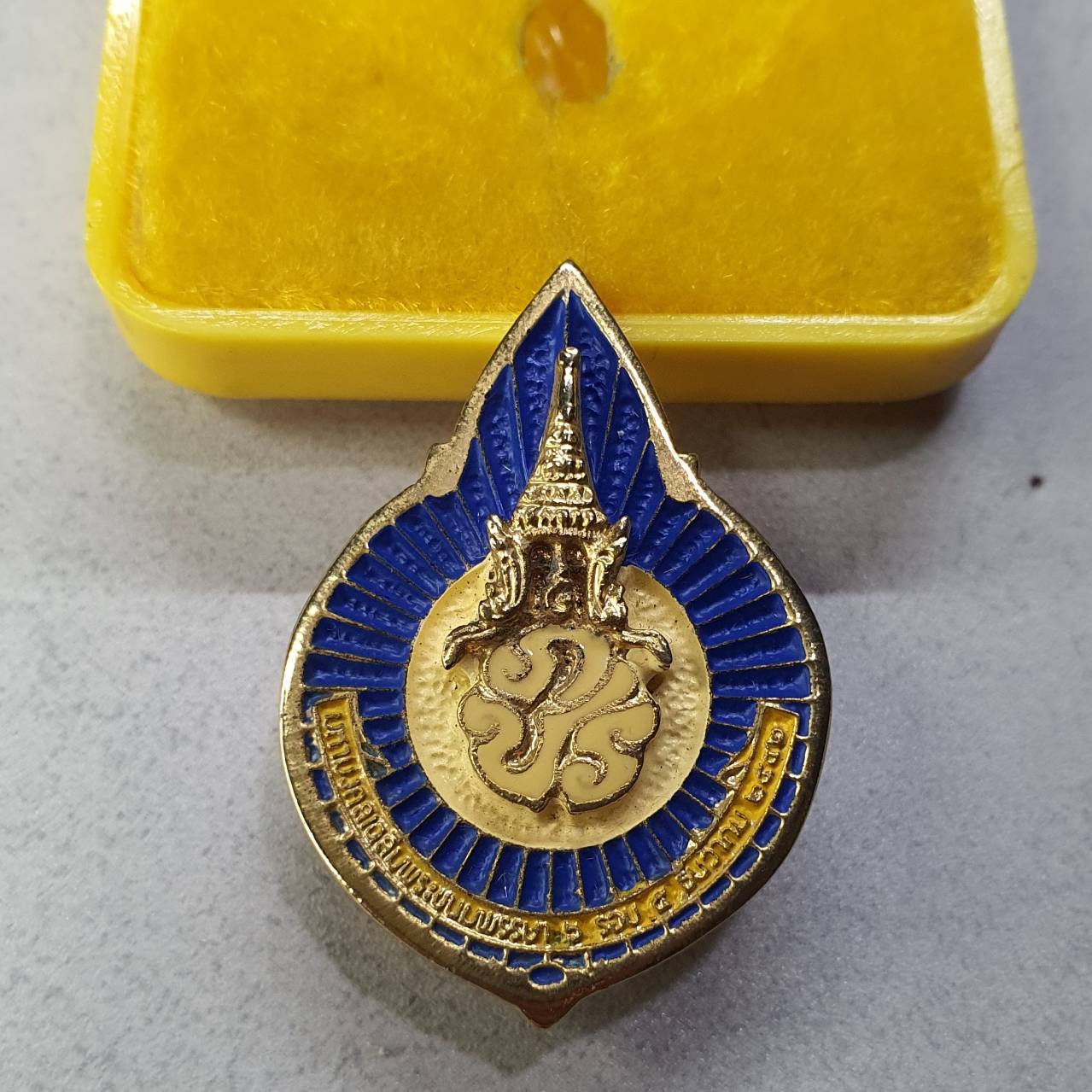 เข็มกลัด เข็มพระราชทาน ร9 ฉลองครบ 72 พรรษา 2542