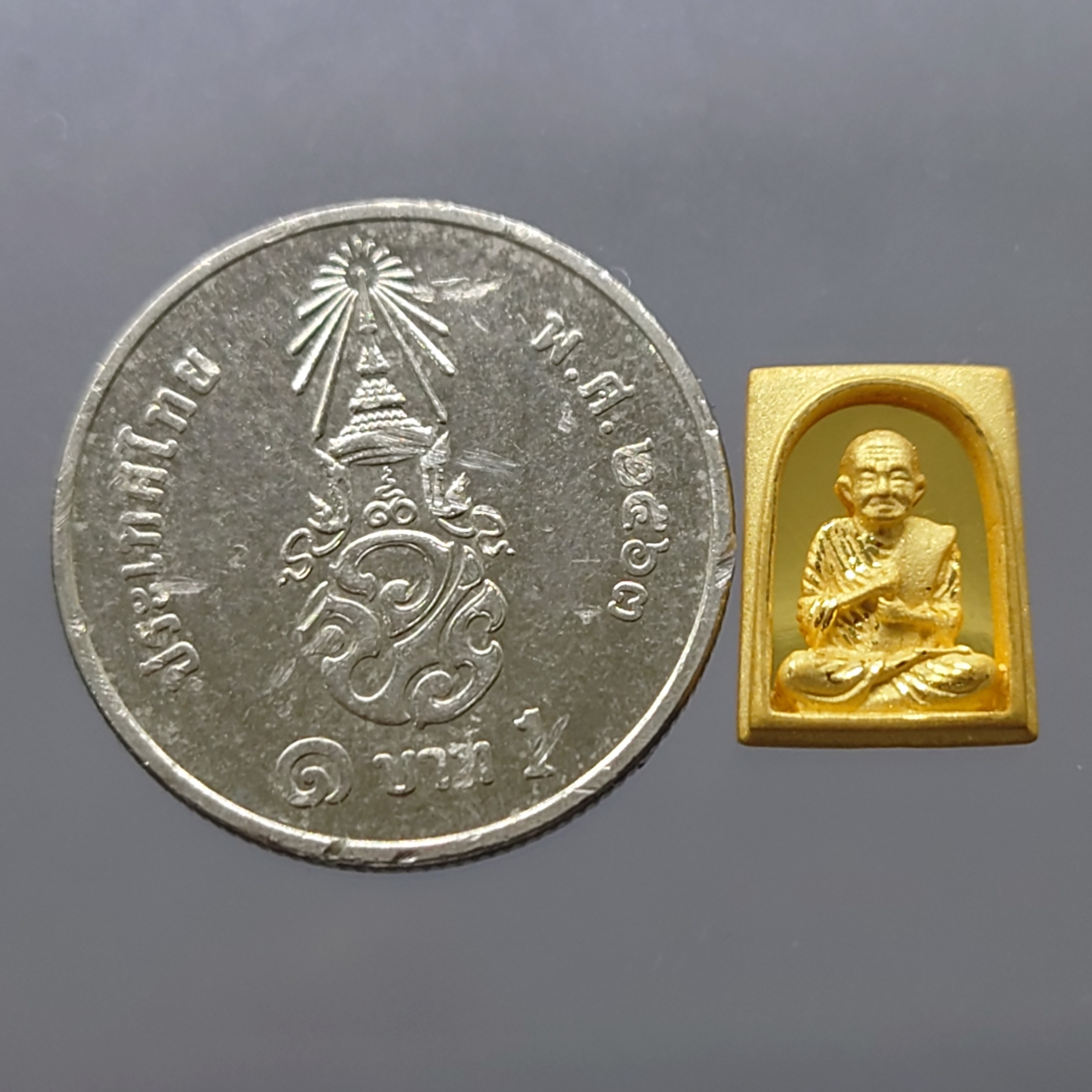 สมเด็จพระพุฒาจารย์ โต หลังพระสมเด็จ เนื้อทองคำแท้ รุ่นอุดมโชคโภคทรัพย์ วัดโสธรวราราม พ.ศ.2550 พร้อมกล่องเดิม