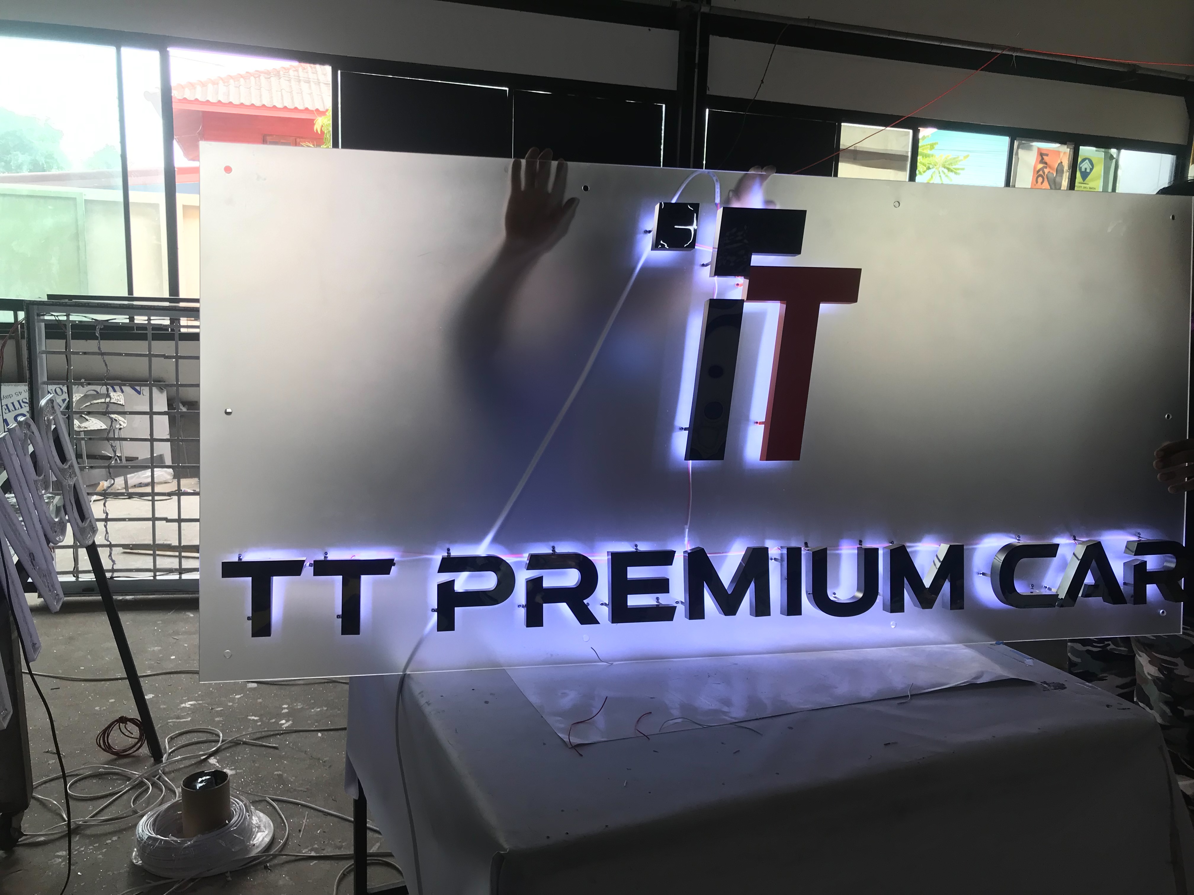 งานป้ายไฟอักษรโลหะ ป้ายไฟร้านรถ ป้ายไฟอักษรโลหะไฟออกหลัง งานป้ายTT PREMIUM CAR
