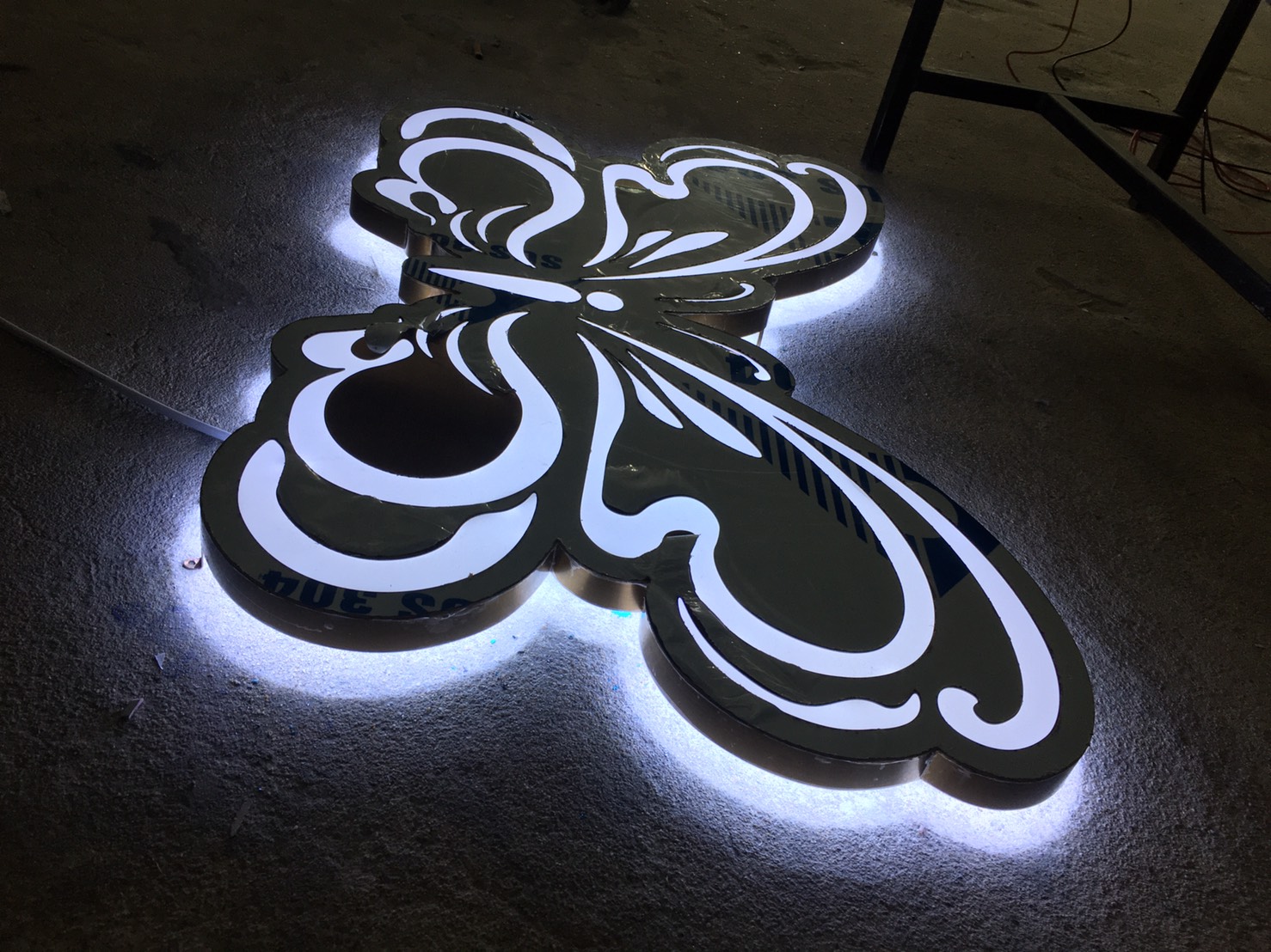 ป้ายสแตนเลสไฟออกหลัง งานผีเสื้อ THE YOUNG Skin&Plastic surgery center