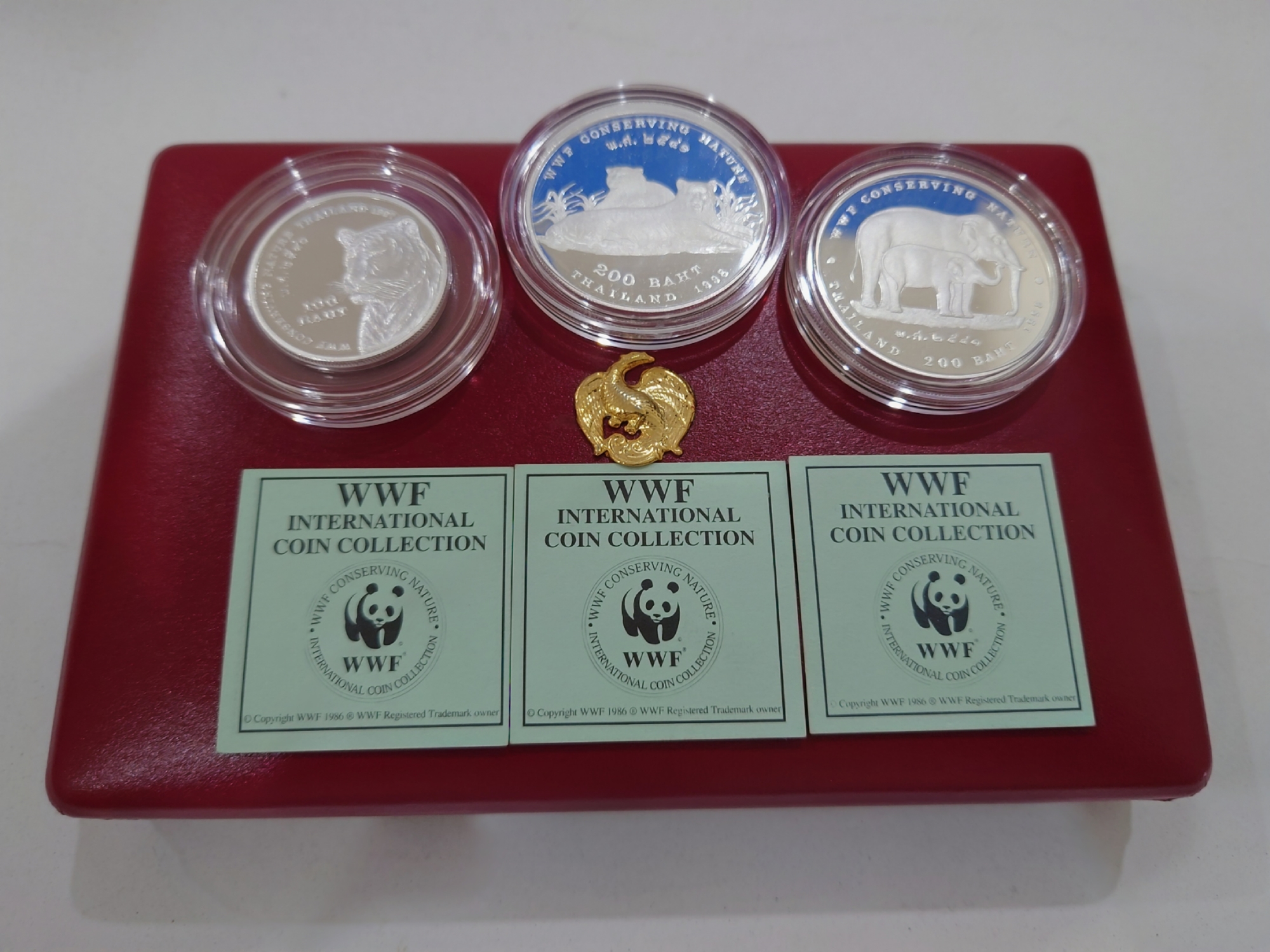 เหรียญเงินขัดเงา ครบชุด 3 เหรียญ อนุรักษ์ธรรมชาติและสัตว์ป่า 100-200-200 บาท พร้อมกล่องหนัง ใบเซอร์ สภาพสวย