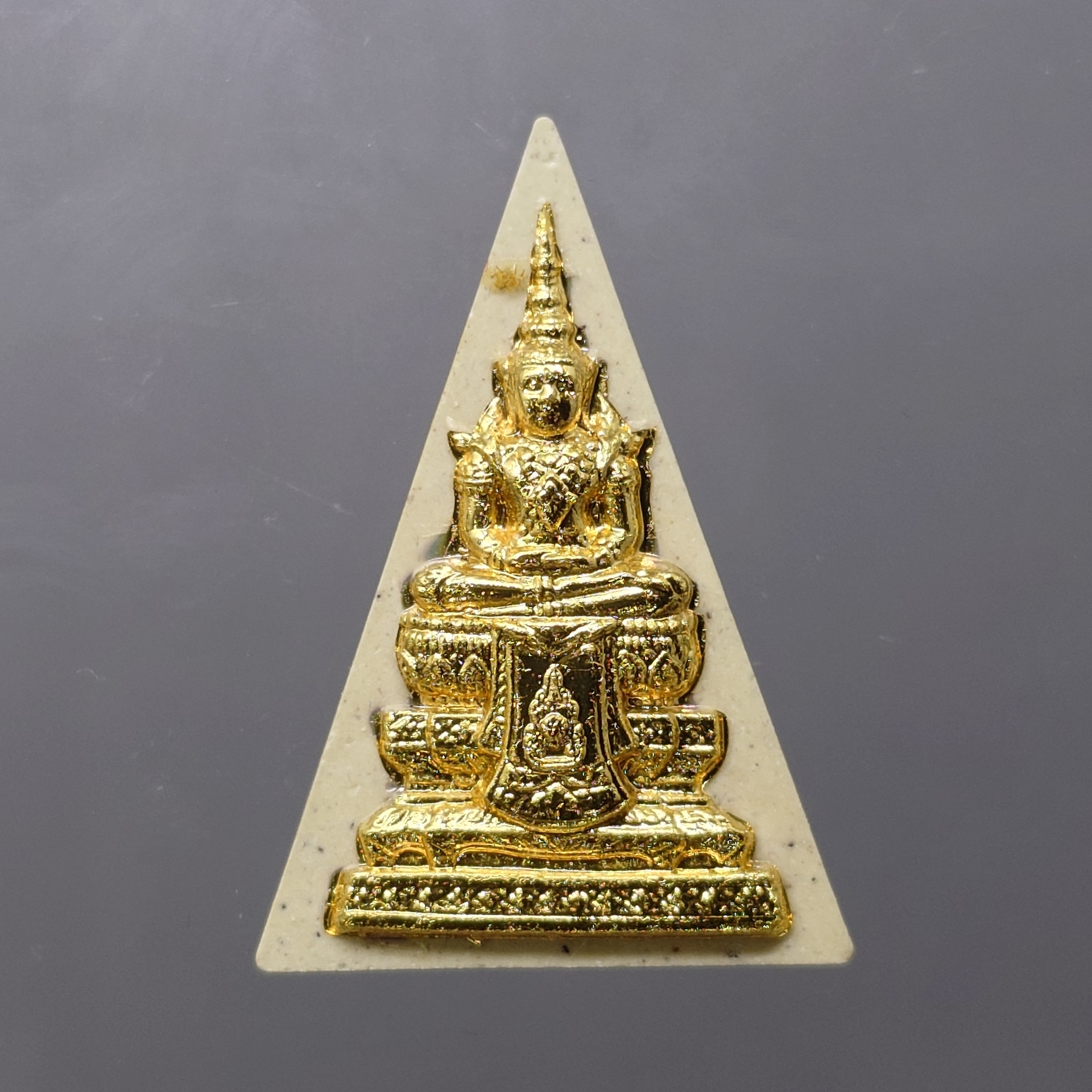 พระผงบูชา พระแก้วมรกต หน้าปิดทอง หลังตราสัญลักษณ์เนื้อเงิน ฉลองสิริราชสมบัติ ครบ 60 ปี ในหลวง รัชกาลที่9 พ.ศ.2550