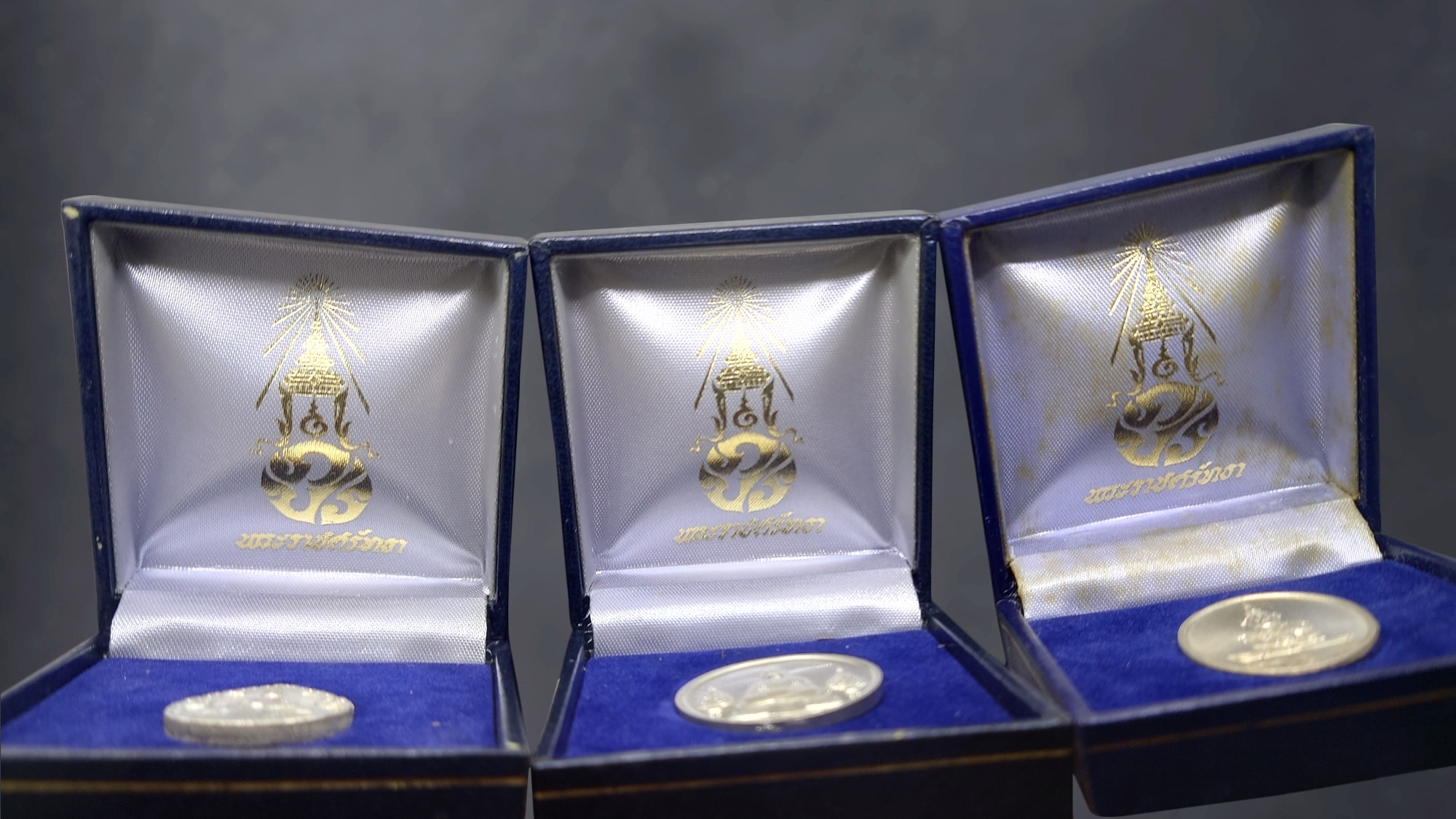เหรียญพระแก้วมรกต ภปร รุ่นสอง ชุด 3 ฤดู เนื้อเงิน ฉลองกรุงรัตนโกสินทร์ 200 ปี พ.ศ.2525 พร้อมกล่องเดี่ยว สวยงาม