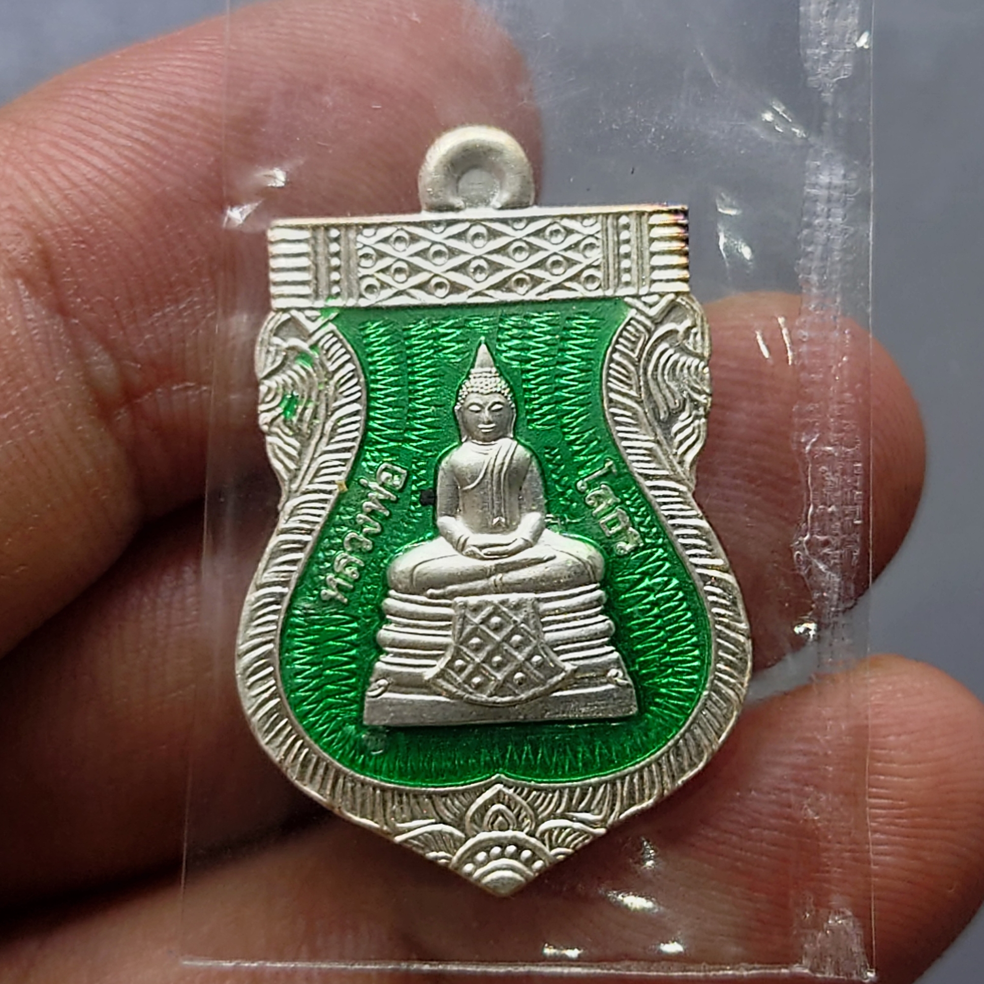 หลวงพ่อโสธร พิมพ์เสมา เนื้อเงิน ลงยา รุ่นโสธร 2560 ตำรวจ ๘ ริ้ว ขนาดสูง 3 เซ็น ปี2560 พร้อมกล่องเดิม