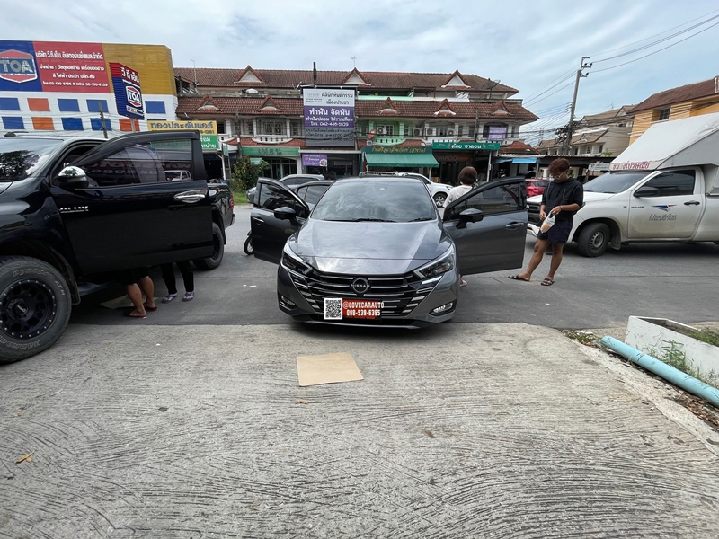 พรมปูพื้นรถยนต์ nissan Almera 2023 vvipด้ายคู่สีแดงไวน์ พร้อมเสริม พรมไวนิลเทา