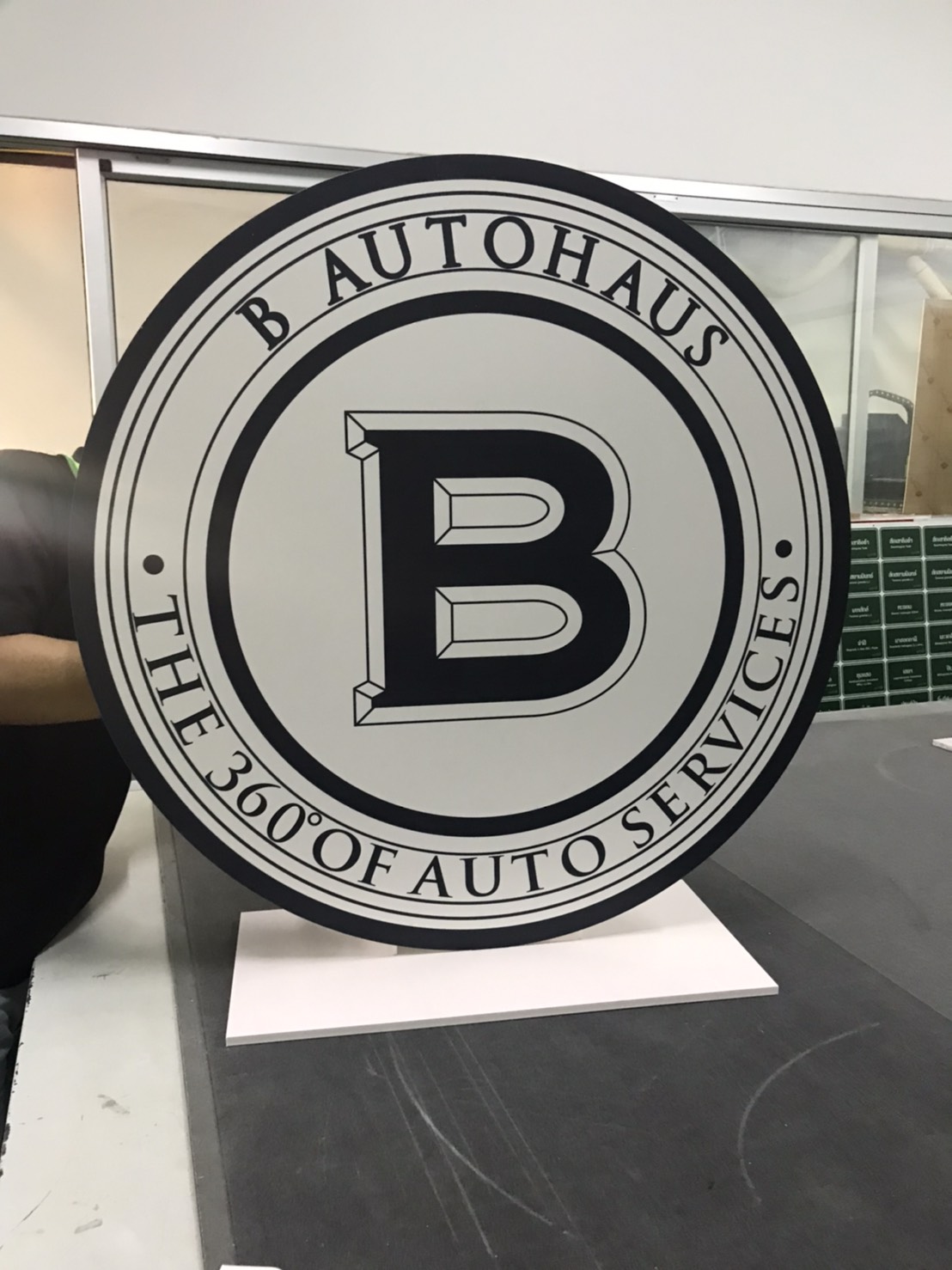 งานป้ายตั้งสแตนดี้บนโต๊ะ ป้ายสแตนดี้พลาสวูด งาน B AUTOHAUS THE 360 AUTO SERVICES