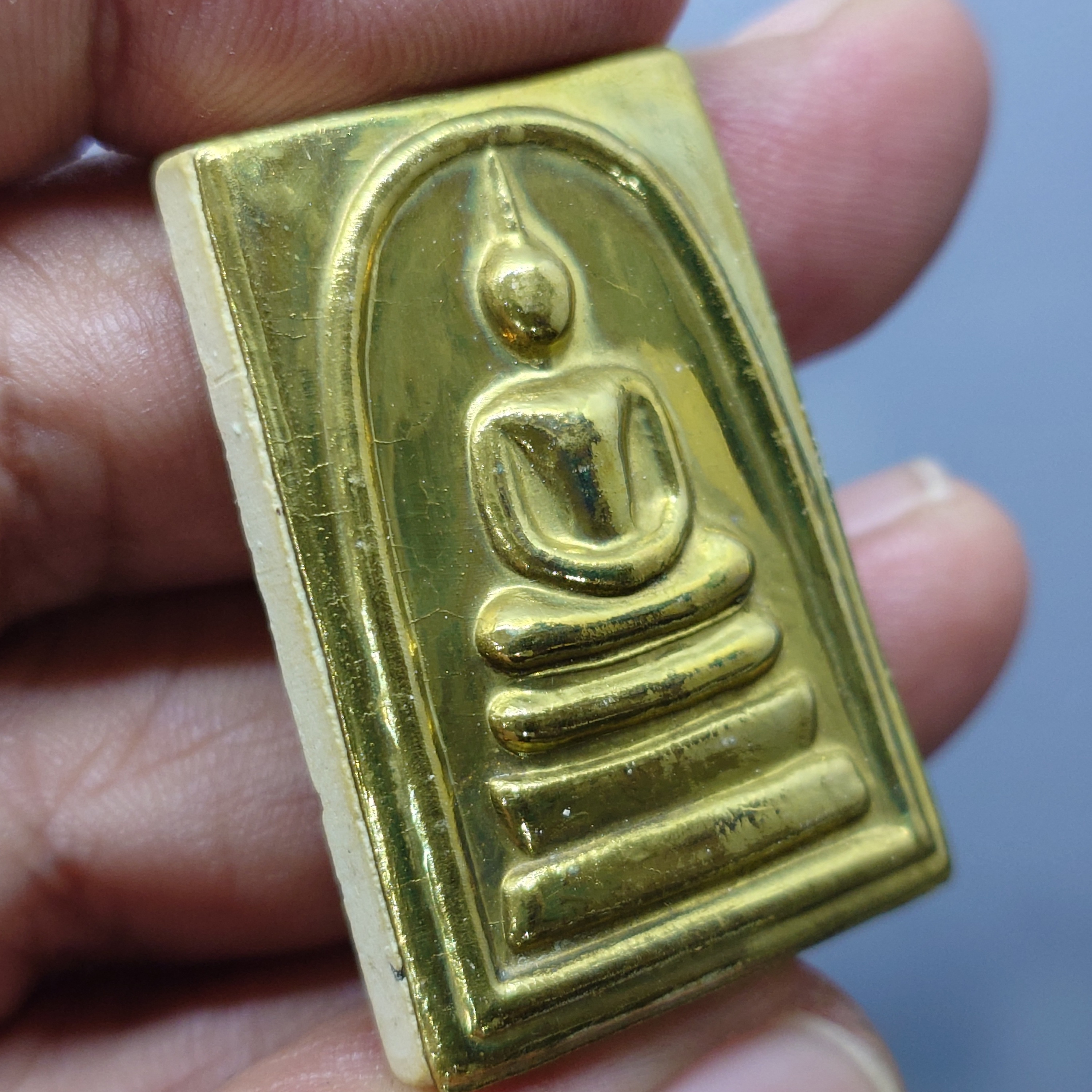 สมเด็จพิมพ์เส้นด้าย ได้เงิน-ได้ทอง หน้ากากทองเหลือง หลังแผ่นหัวใจพระคาถาชินบัญชร เนื้อทองเหลือง วัดอินทรวิหาร บางขุนพรหม ปี2552 พร้อมกล่องเดิม