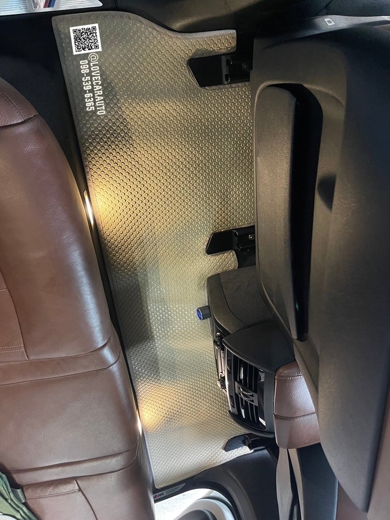 พรมปูพื้นรถยนต์ Bmw X5 2017 กระดุมสีครีม