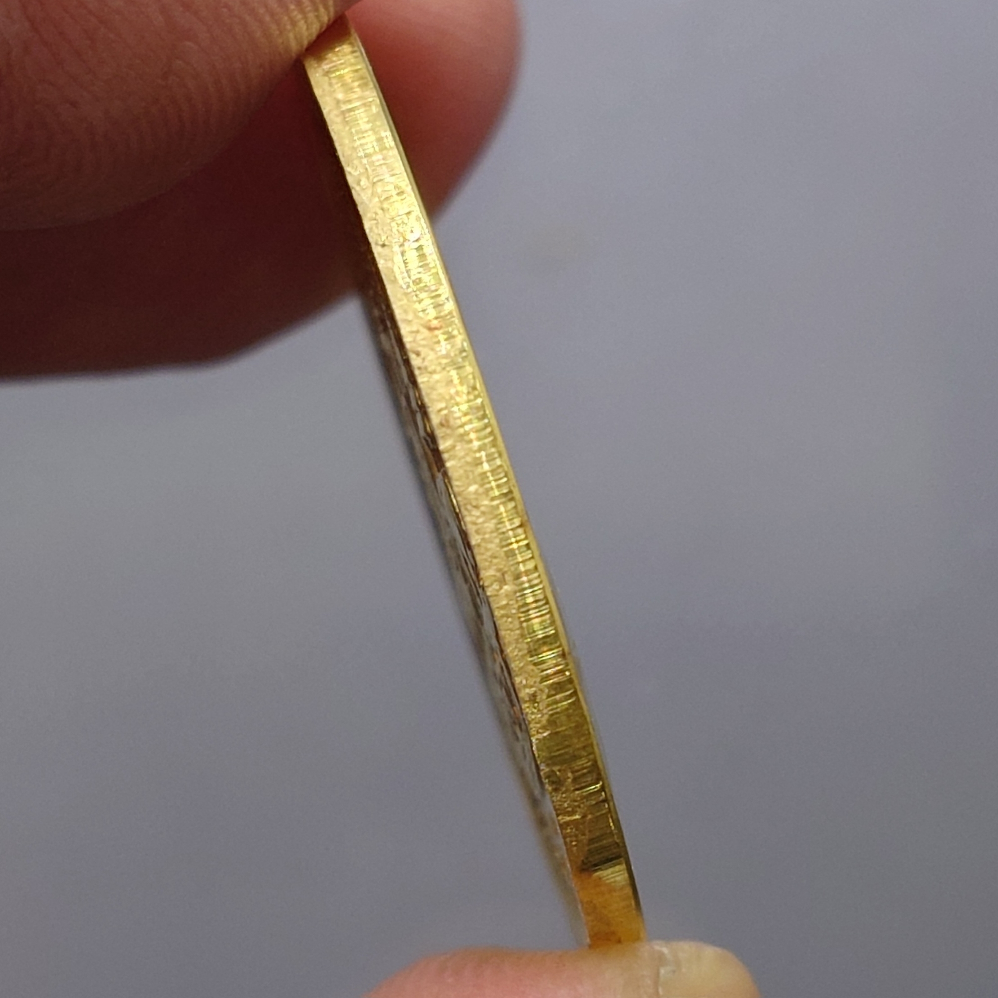 เหรียญในหลวงทรงวิทยุ (เหรียญในหลวงทรงวอ) เนื้อทองคำแท้ ที่ระลึกเฉลิมพระเกียรติ พระราชกรณียกิจด้านการสื่อสารกรมไปรษณียโทรเลข พ.ศ.2539