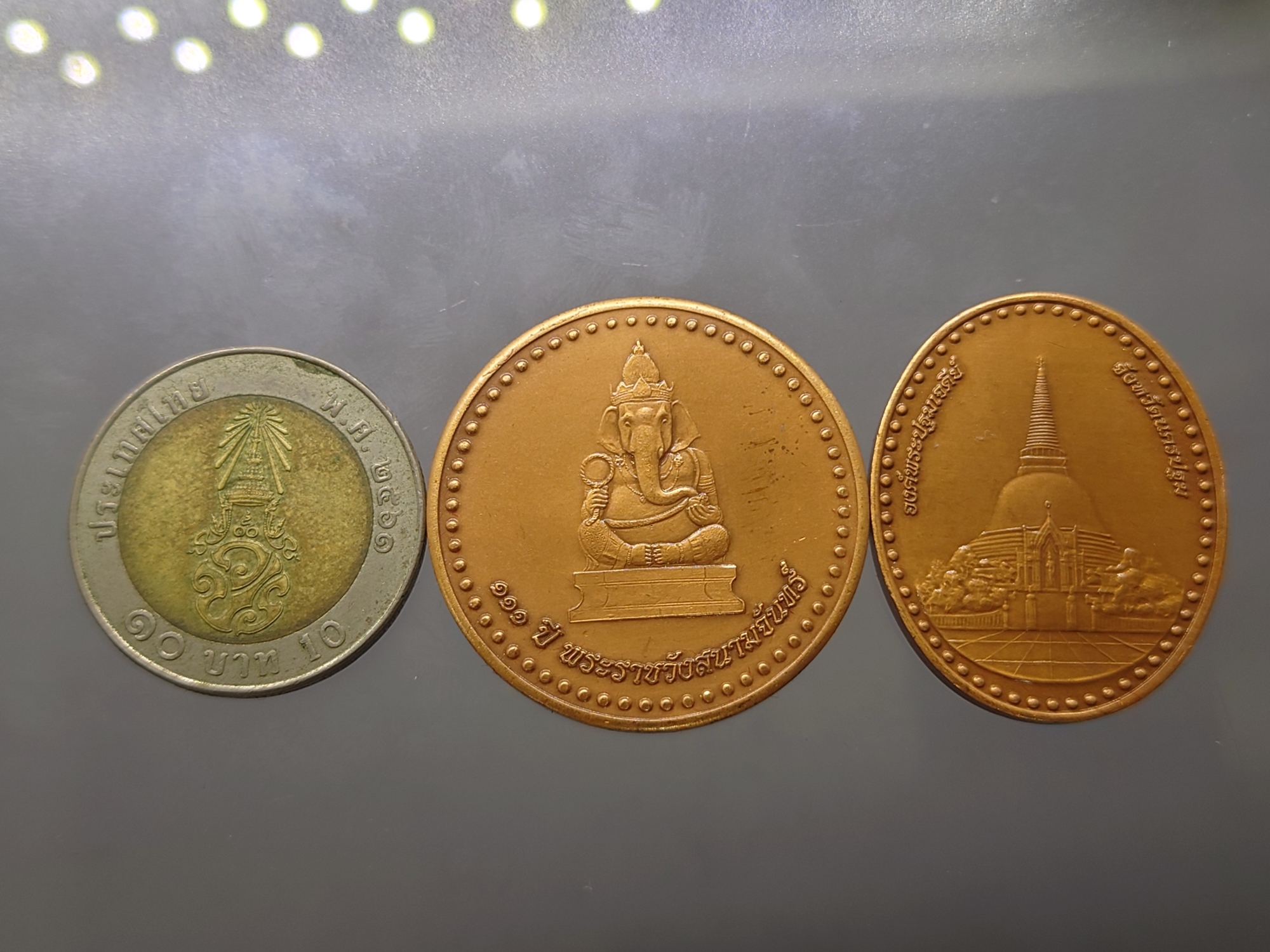 เหรียญที่ระลึก 111 ปี รำลึก พระราชวังสนามจันทร์ เนื้อทองแดงซาติน 2 เหรียญ ปี2561 พร้อมกล่องเดิม