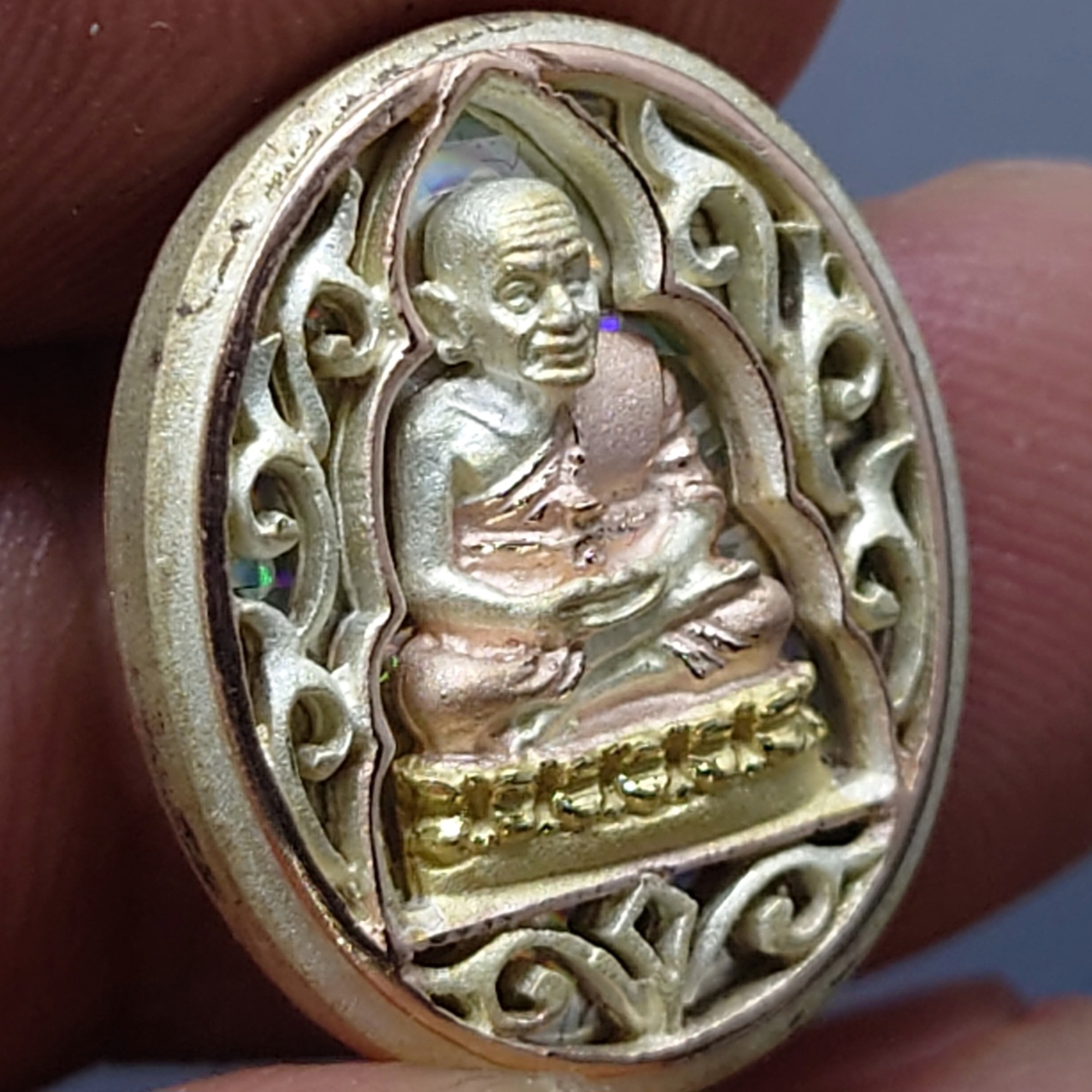 เหรียญหลวงปู่ทวด เนื้อเงินสามกษัตริย์ รุ่นมงคลบารมี วัดประสาทบุญญาวาส พ.ศ.2545 พิมพ์วงรี เล็ก รูปไข่ ขนาดสูง 2 ซม. พร้อมกล่องเดิม