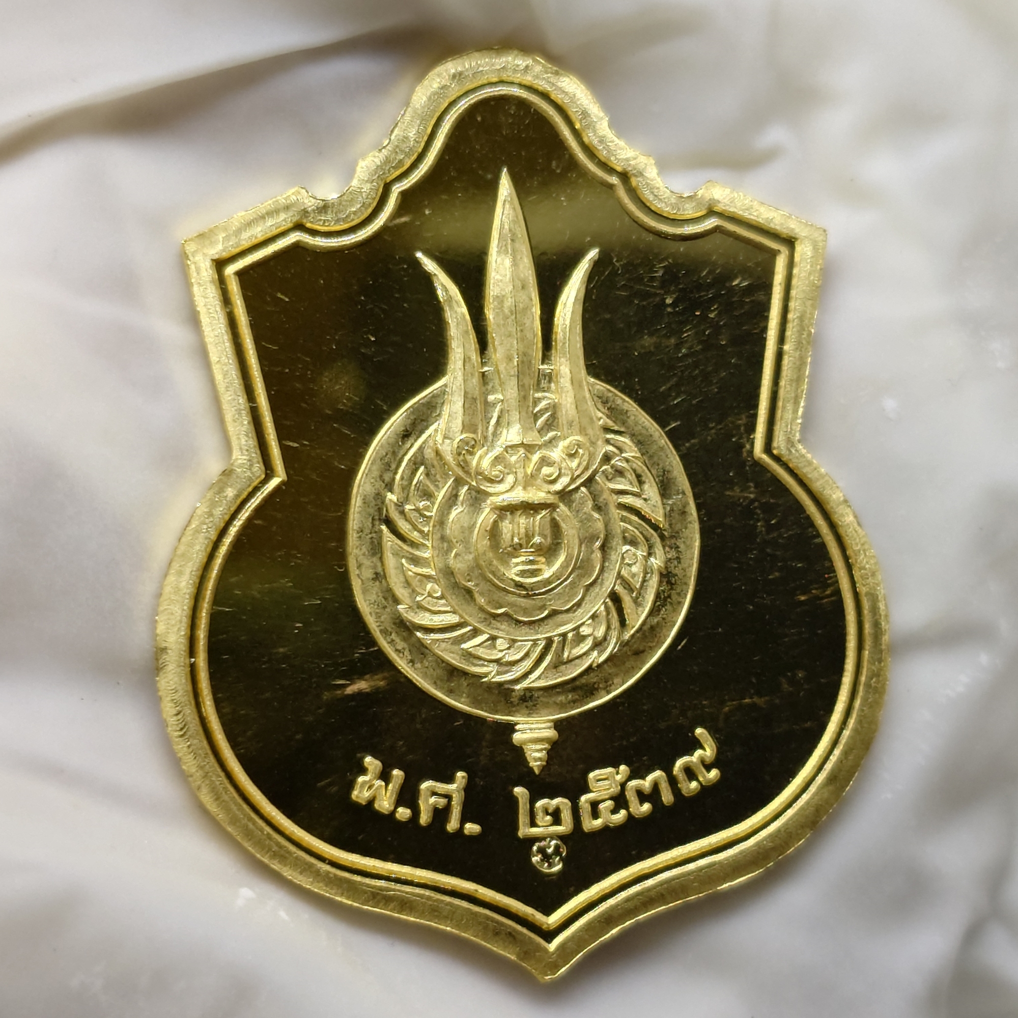 เหรียญทองคำขัดเงา ในหลวงนั่งบัลลังก์ ที่ระลึกฉลองครองราชย์ 50 ปี (กาญจนาภิเษก) จัดสร้างโดยกระทรวงมหาดไทย ปี 2539 พร้อมกล่องเดิม