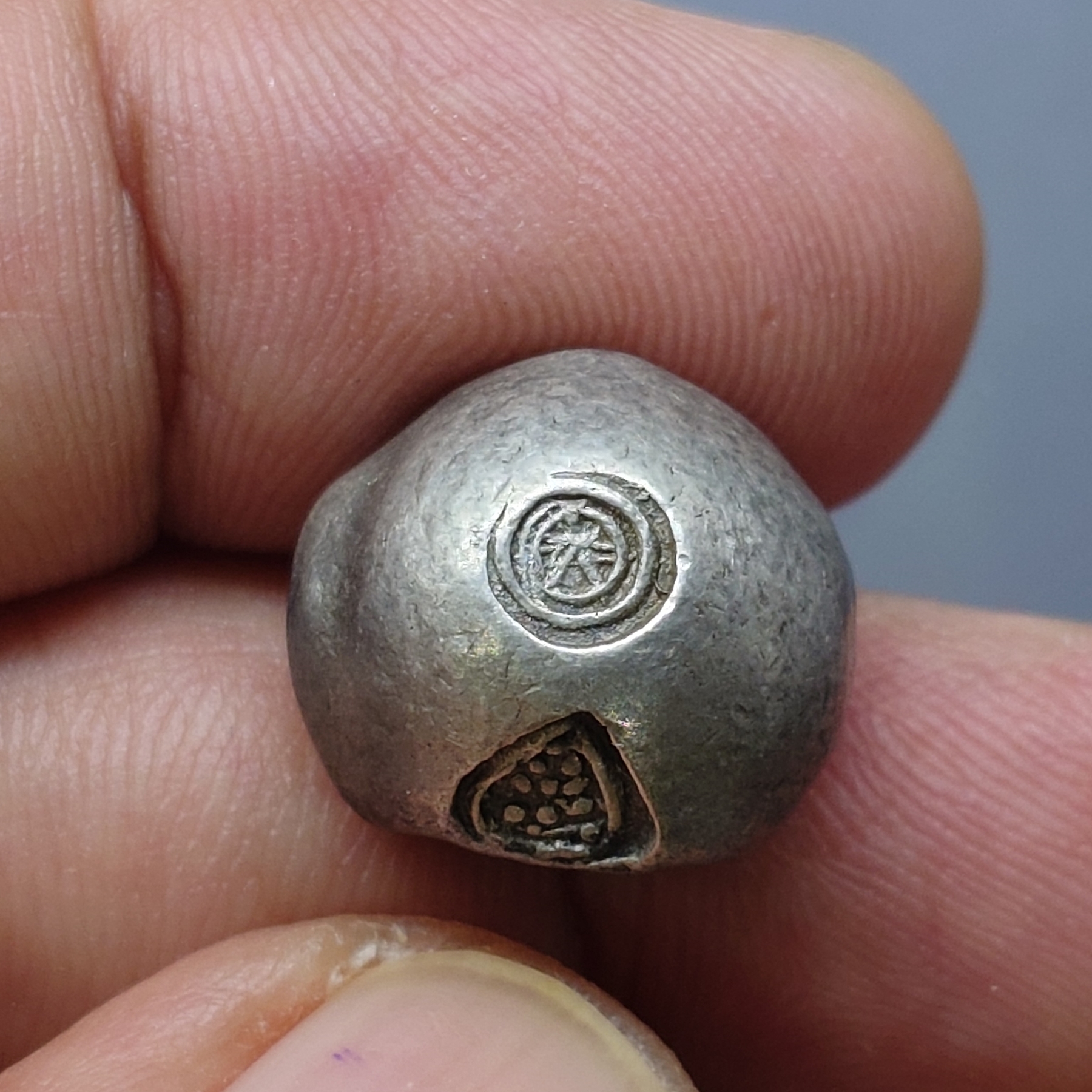 พดด้วง ขนาด 1 บาท สมัยกรุงศรีอยุธยา ตราราชวัตร 9 จุด สภาพสวย