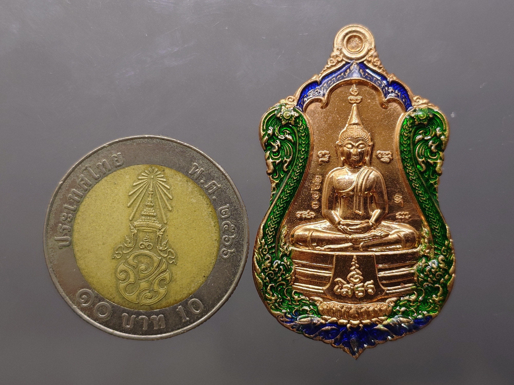 เหรียญหลวงพ่อโสธร หลังท้าวเวสสุวรรณ รุ่นประทานพร เนื้อทองแดงลงยา จัดสร้างโดย มูลนิธิมิราเคิล ออฟไลฟ์ พ.ศ.2563