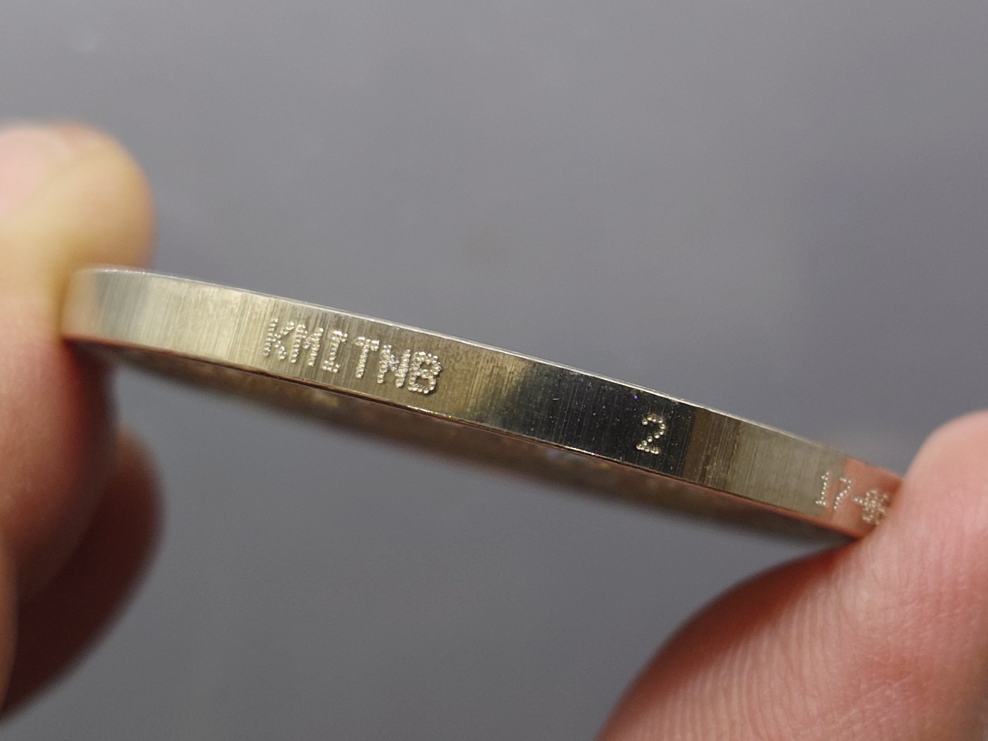 เหรียญพระแก้วมรกต ทรงเครื่อง 3 ฤดู พระจอมเกล้าพระนครเหนือ ปี 2538 เนื้อเงินขัดเงา ขนาด 4 ซ.ม. พร้อมกล่องเดิม