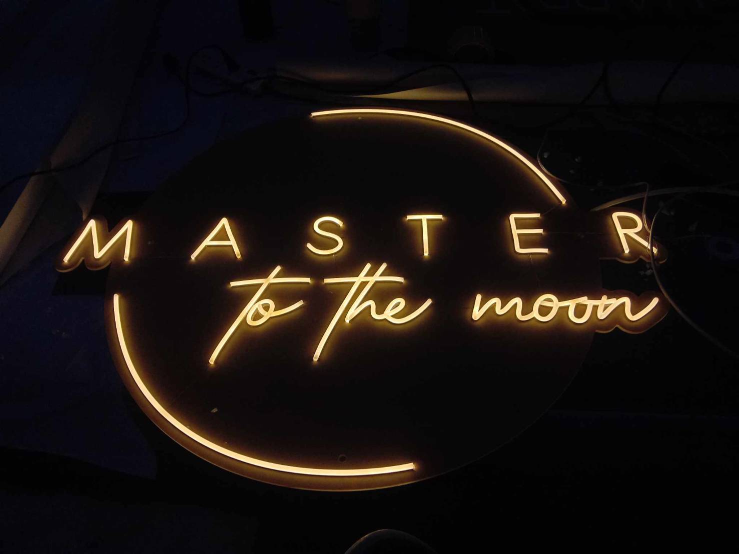 ป้ายไฟนีออนเฟล็กซ์ “MASTER to the moon” สื่อสารความฝันและความสำเร็จผ่านแสงไฟที่สงบนิ่งและทรงพลัง