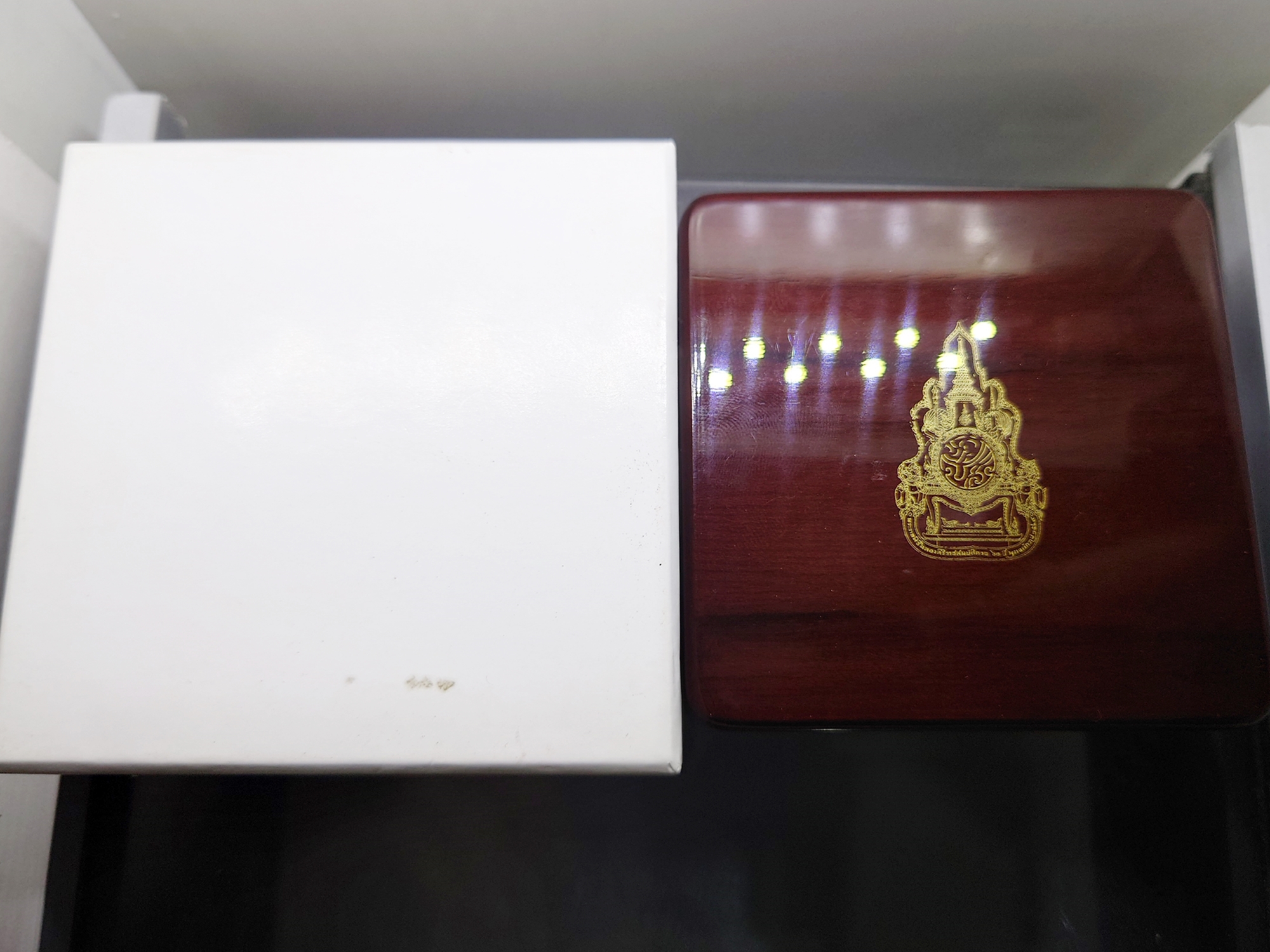 เหรียญทองคำขัดเงา โฮโลแกรม ชนิดราคา 12000 บาท ที่ระลึกฉลองสิริราชสมบัติครบ 60 ปี รัชกาลที่9 พ.ศ.2549 พร้อมกล่องไม้ใบเซอร์