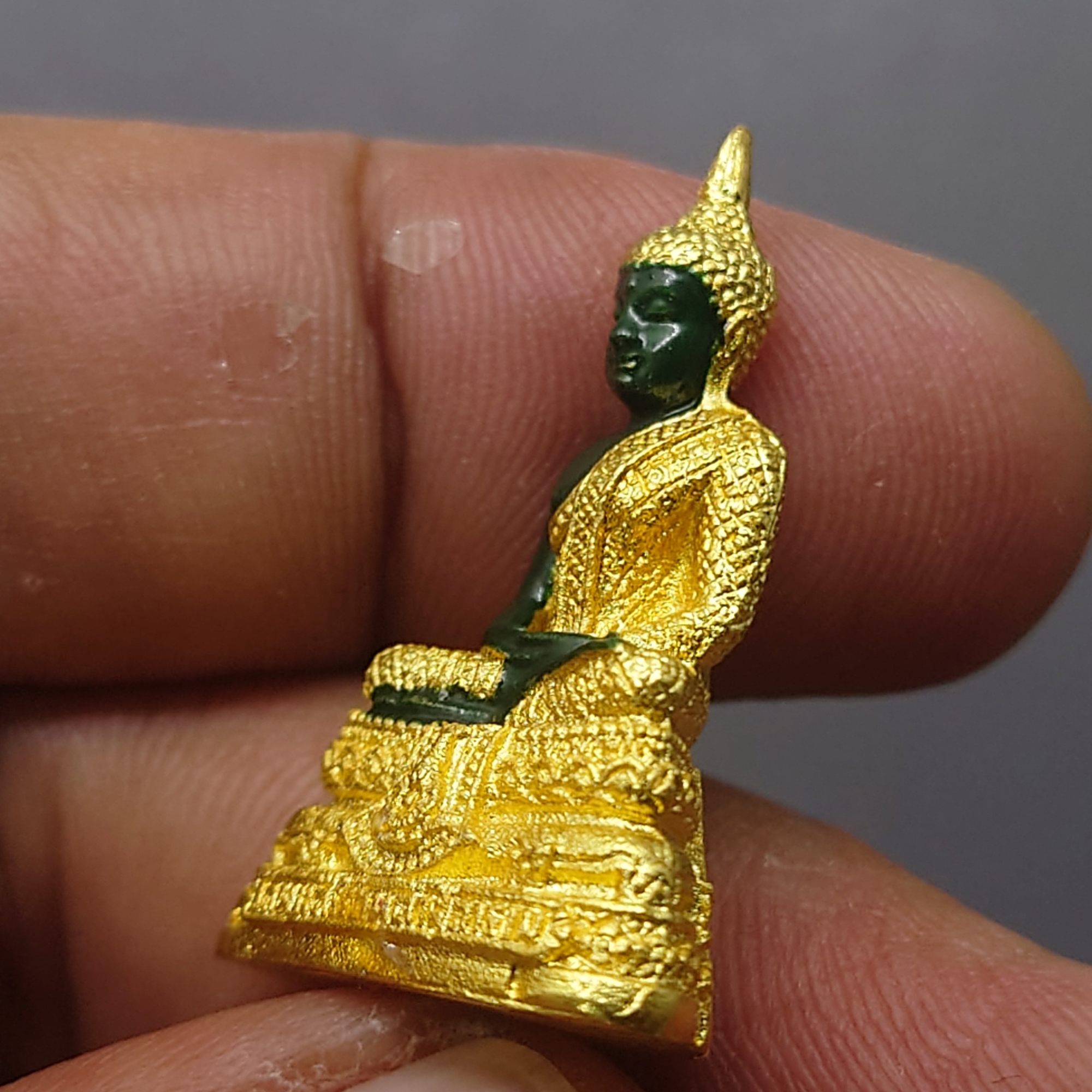 พระแก้วมรกต ทรงเครื่องฤดูฝน (ขนาดสูง 3 เซน) เนื้อโลหะเคลือบสีเขียว เครื่องทรงชุบทอง สำนักพระราชวัง สร้าง พุทธาภิเษก ณ วัดพระศรีรัตนศาสดาราม พ.ศ.2547 ตลับเดิม รับประกันแท้