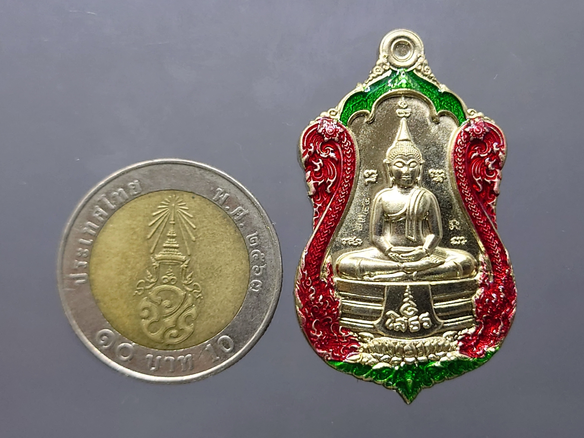 เหรียญหลวงพ่อโสธร หลังท้าวเวสสุวรรณ รุ่นประทารพร เนื้ออัลปาก้า ลงยาขอบ จัดสร้างโดย มูลนิธิมิราเคิล ออฟไลฟ์ พ.ศ.2563